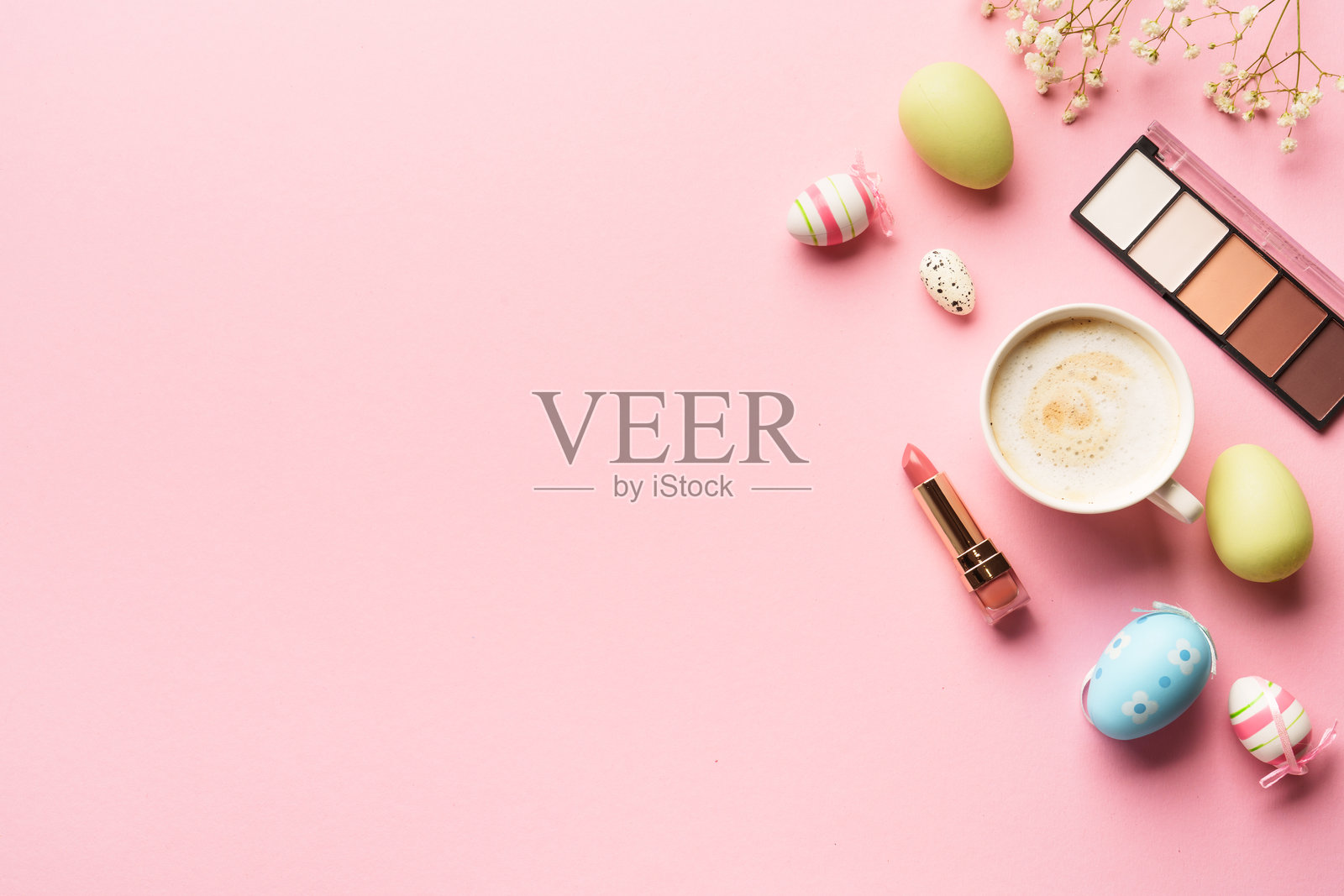 女人平铺在粉色背景上照片摄影图片