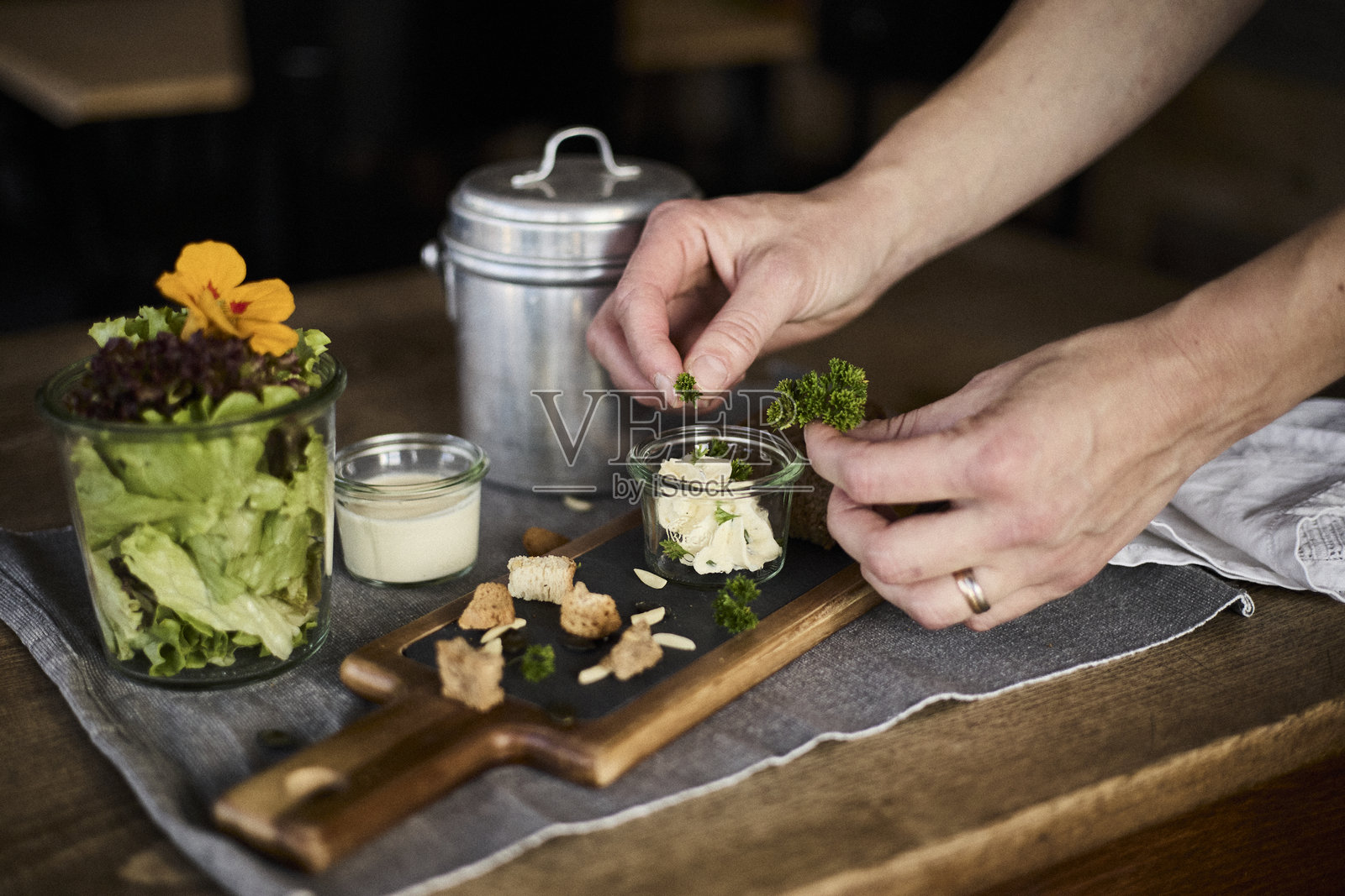 瑞士酒店早餐，人们提供食物照片摄影图片