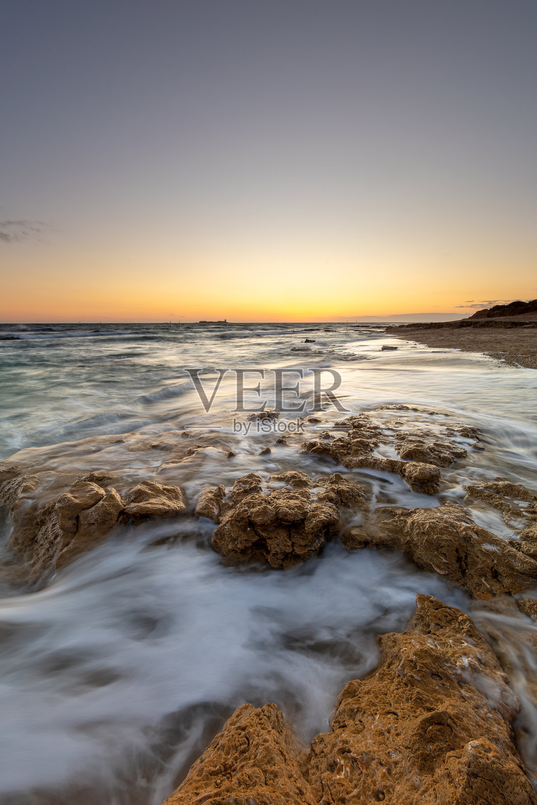 日落时分，西班牙安达卢西亚加的斯省圣佩特里海滩（Playa de Sancti-Petri）照片摄影图片