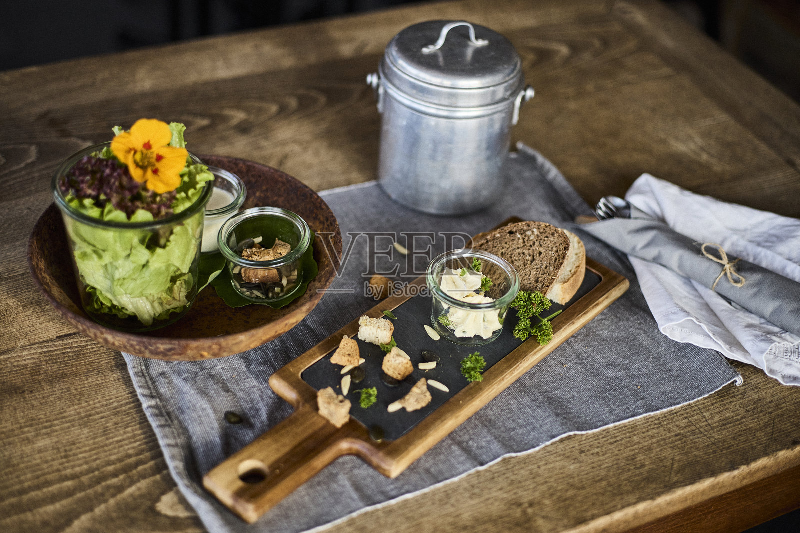 瑞士酒店早餐，人们正在提供食物照片摄影图片