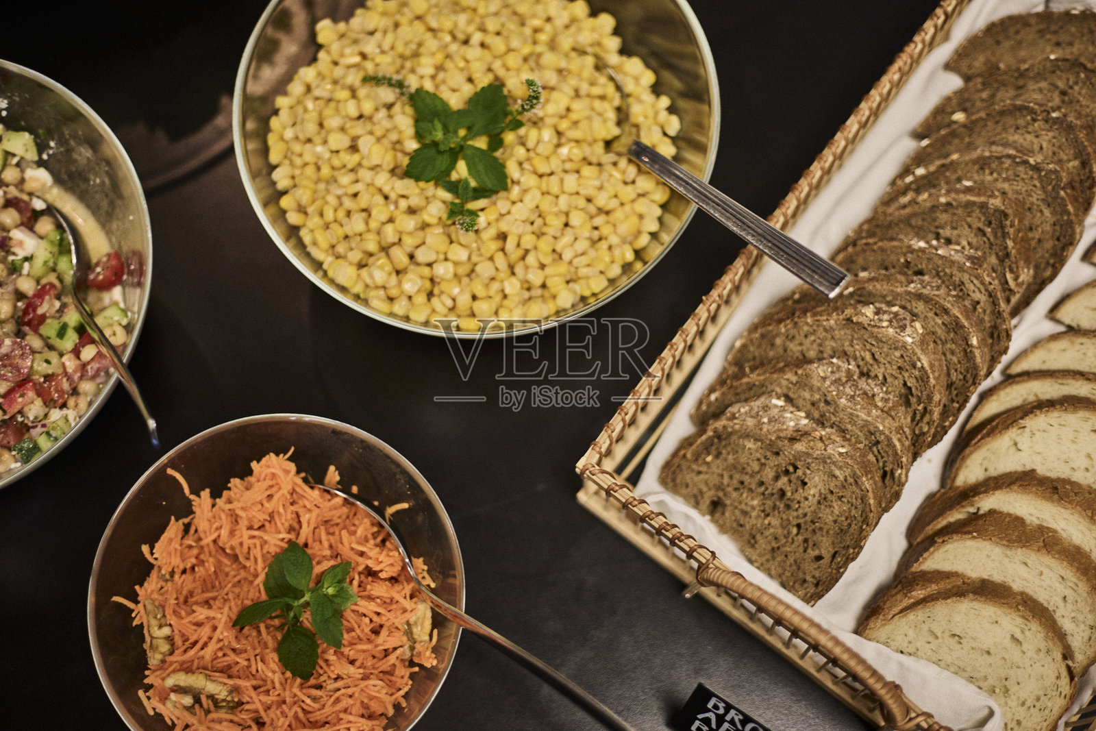 瑞士酒店早餐，服务人员提供食物照片摄影图片