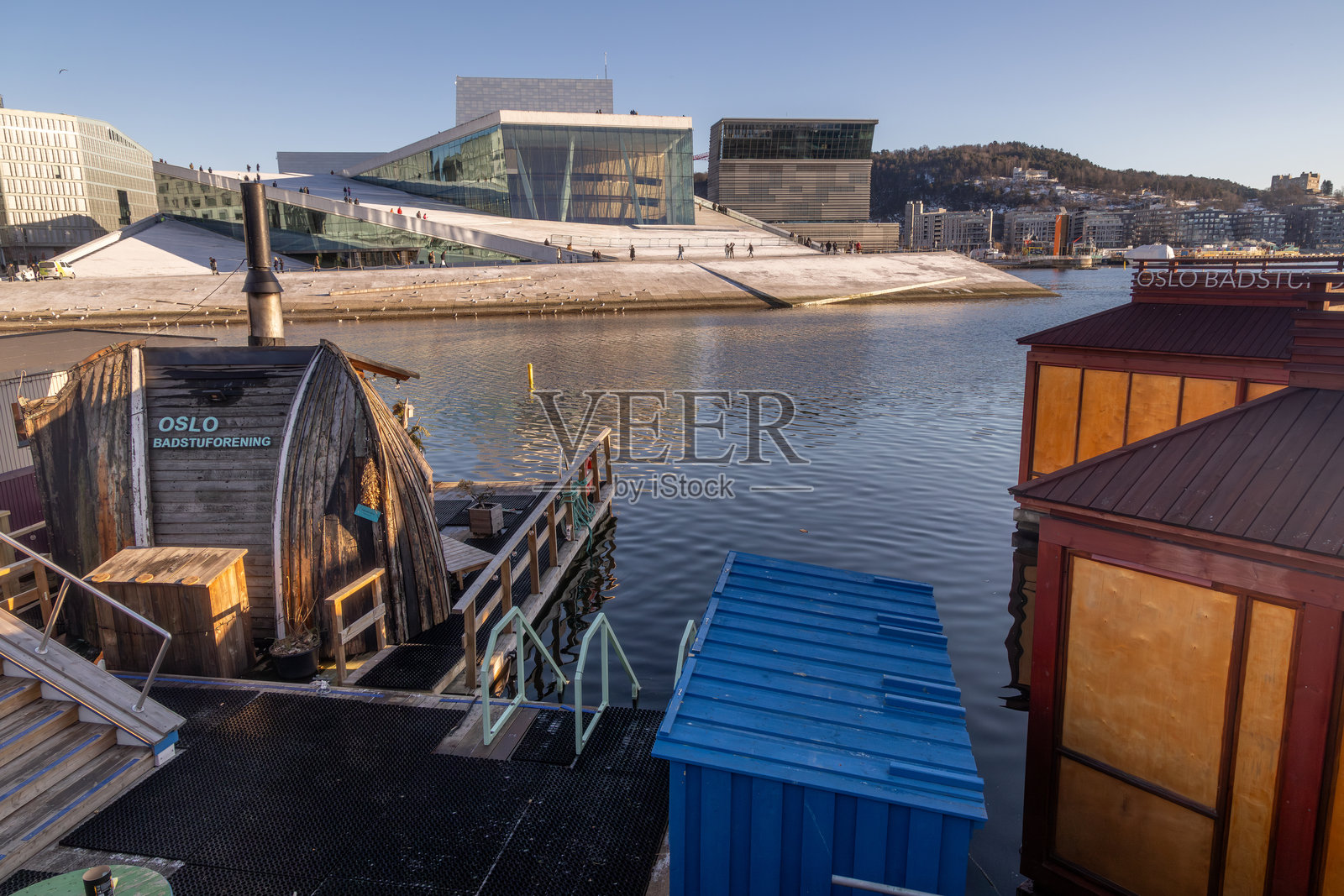 挪威奥斯陆比约维卡天际线旁的奥斯陆歌剧院海滨和漂浮桑拿房照片摄影图片