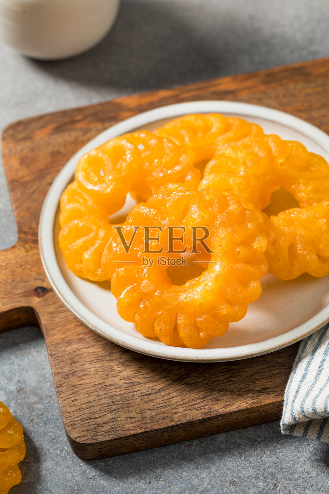 自制炸印度甜点“贾莱比”照片摄影图片