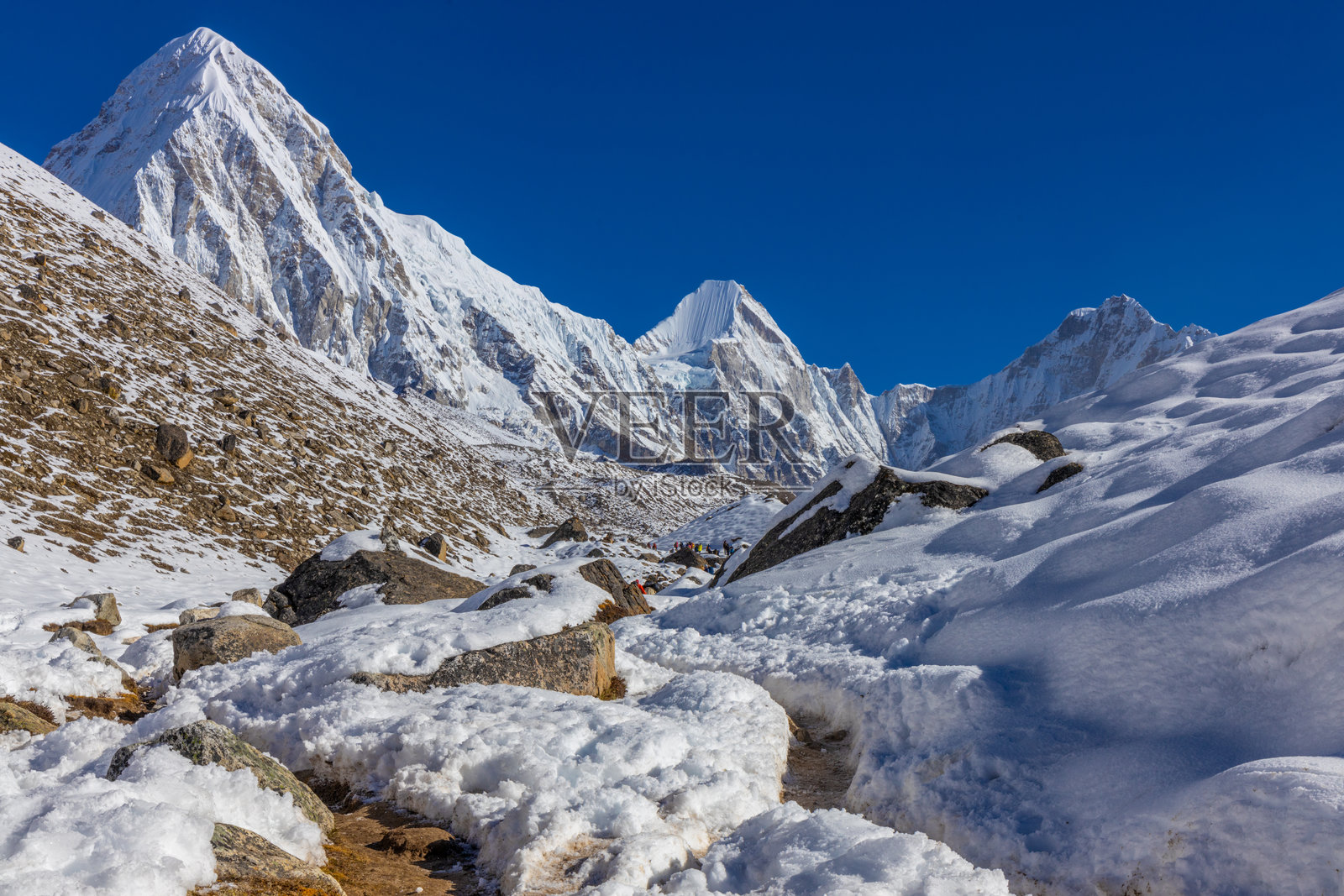 珠穆朗玛峰大本营的喜马拉雅山脉风光照片摄影图片