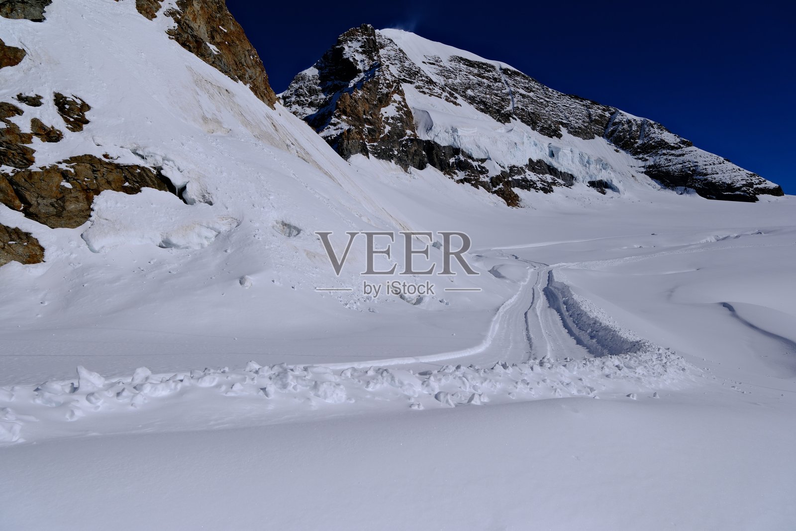 瑞士少女峰（Jungfraujoch）雪山斜坡的低角度特写，可以看到清晰的雪道痕迹照片摄影图片