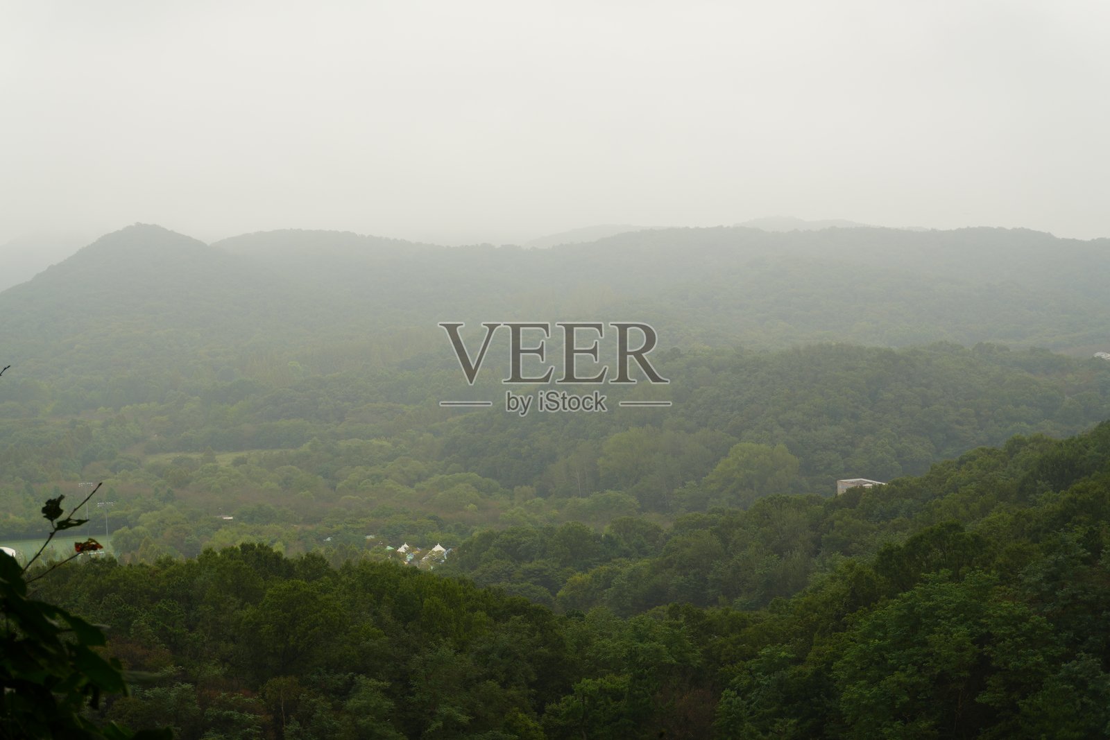 雾气笼罩的山景照片摄影图片