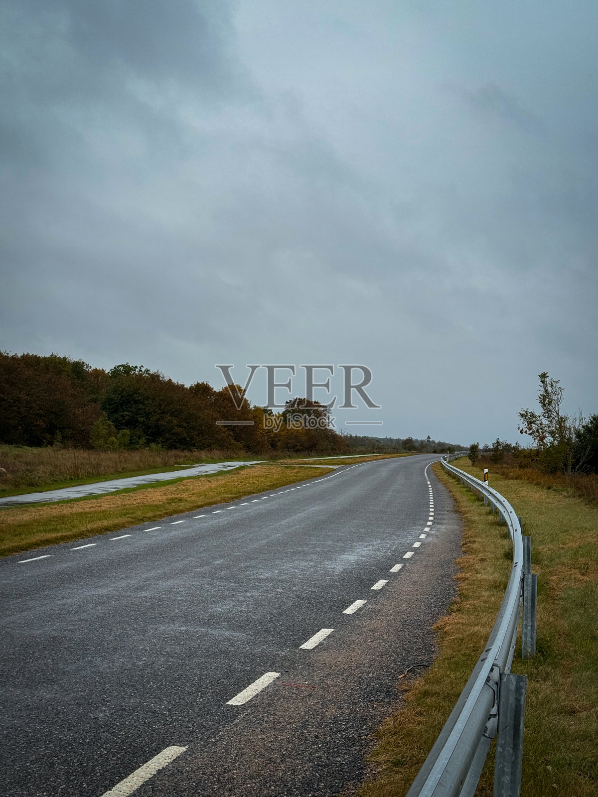 美丽的彩虹之路，营造出丰富多彩、鼓舞人心的风景画面。照片摄影图片
