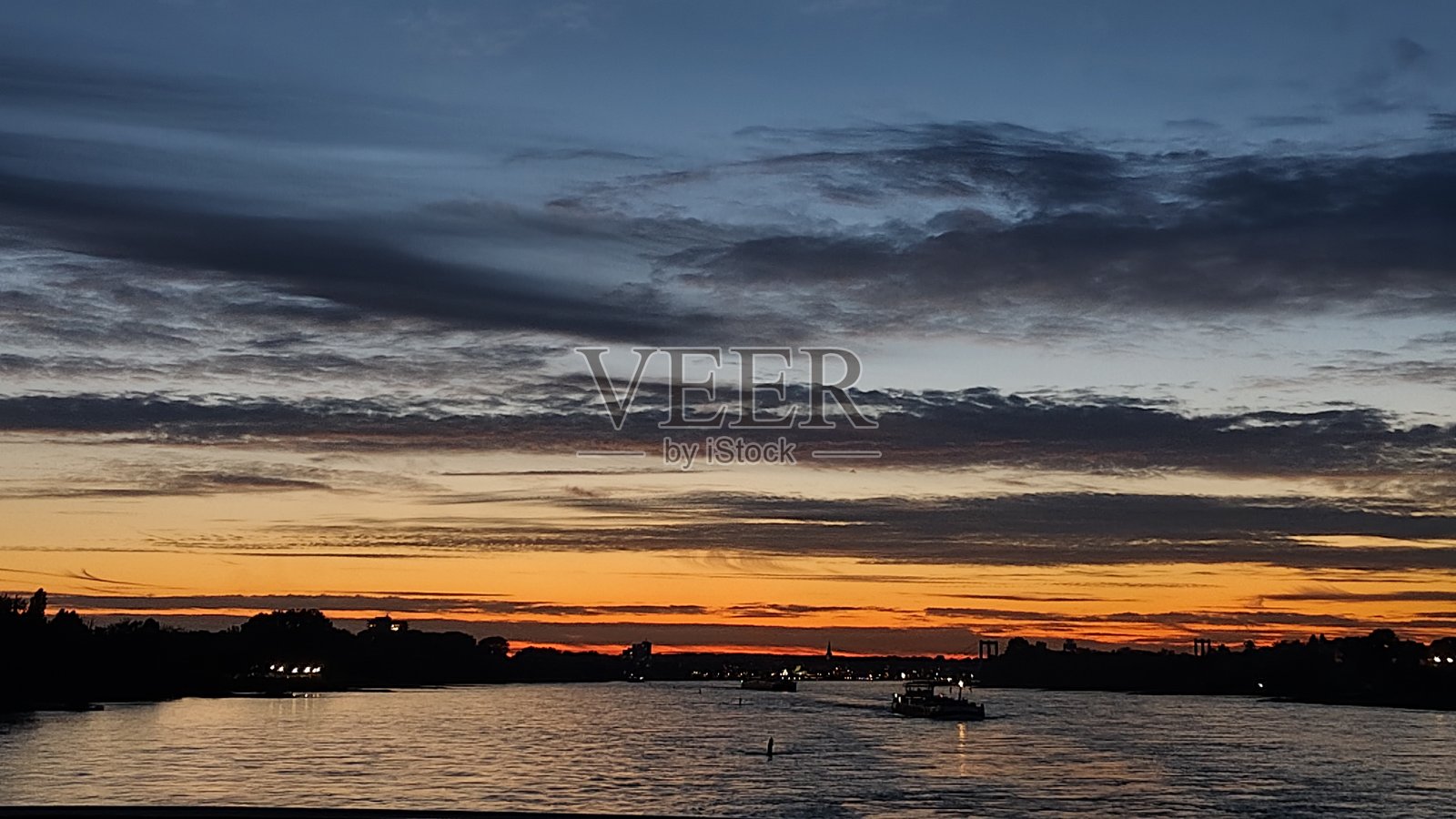 色彩斑斓的暮光天空，充满温暖的橙色和冷峻的紫色调。照片摄影图片