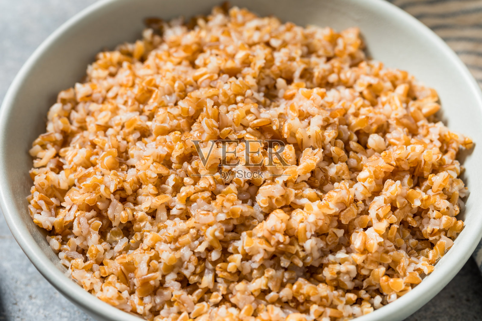 有机煮熟的保加利亚小麦颗粒照片摄影图片