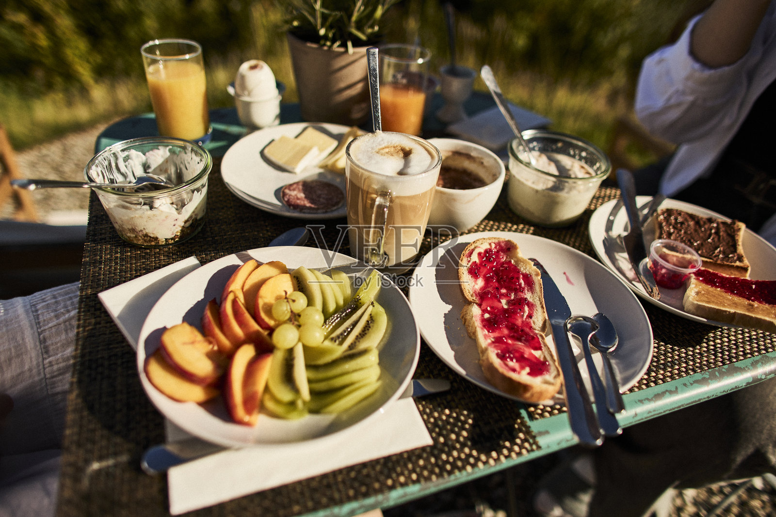 瑞士酒店的户外早餐，可欣赏山景照片摄影图片