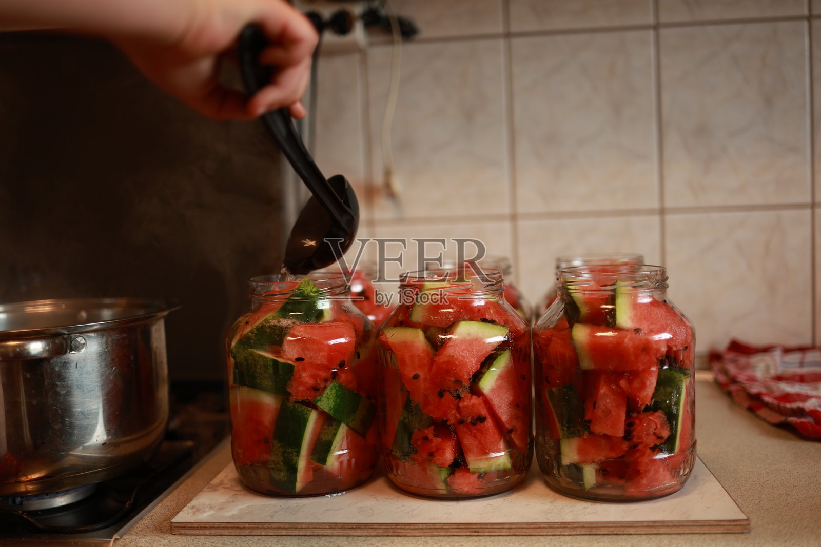 女士在家腌制西瓜罐头照片摄影图片