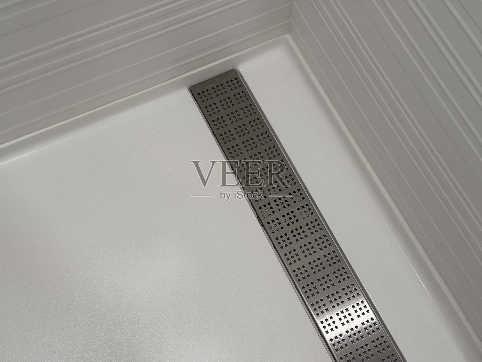 现代白色淋浴地板配不锈钢线性排水口照片摄影图片