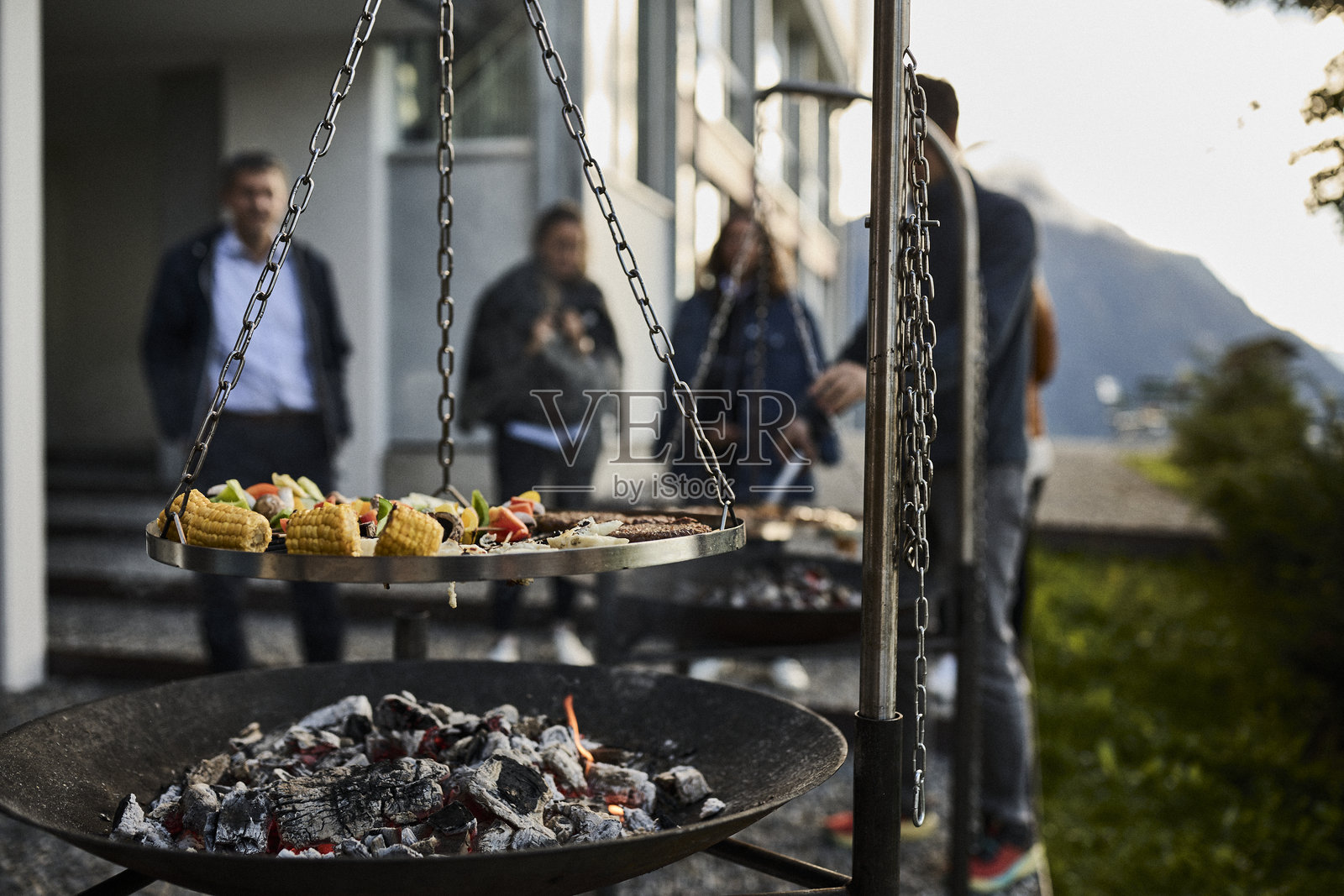 山间烤肉：香肠、肉类和蔬菜照片摄影图片