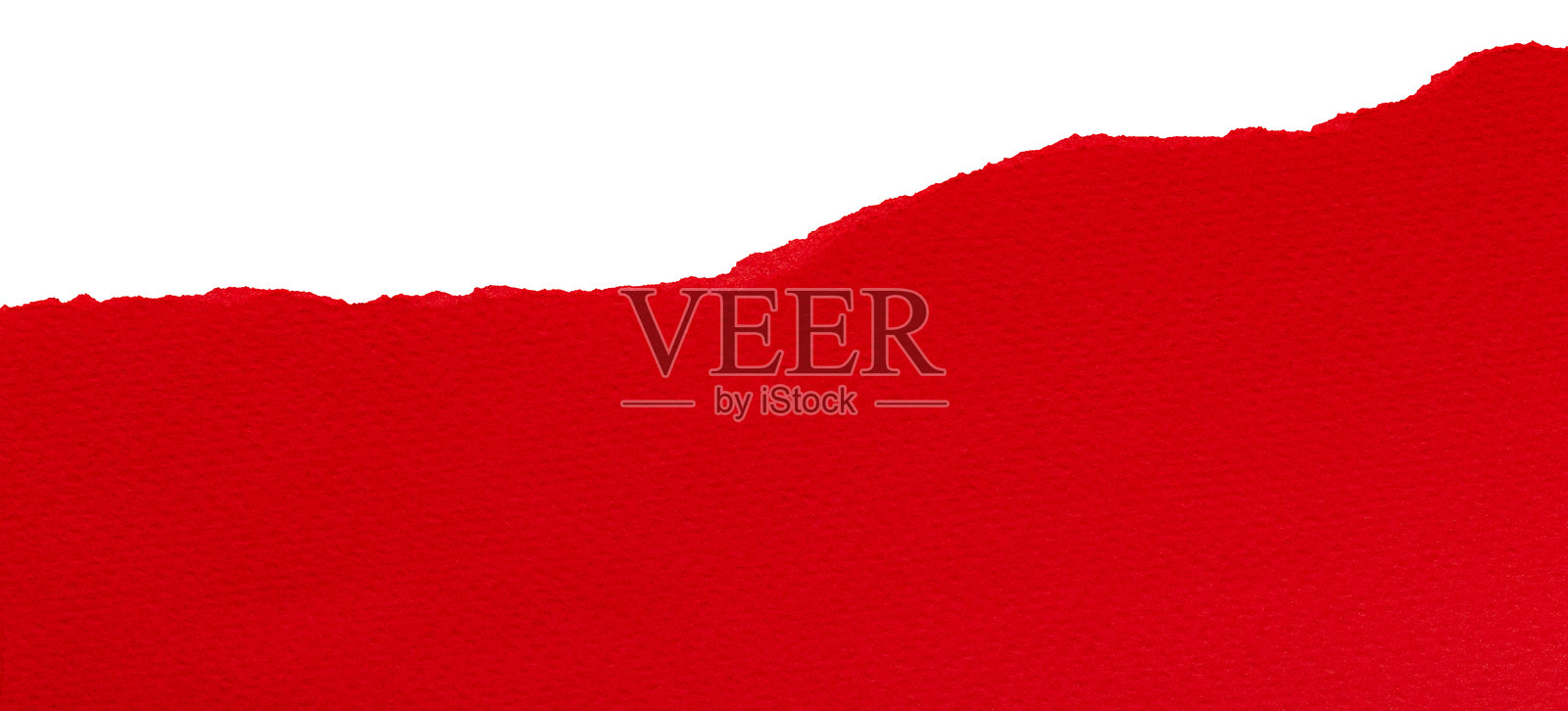 亮绯红色纸片，边缘呈撕裂波浪状，孤立的撕裂元素，适用于拼贴照片摄影图片