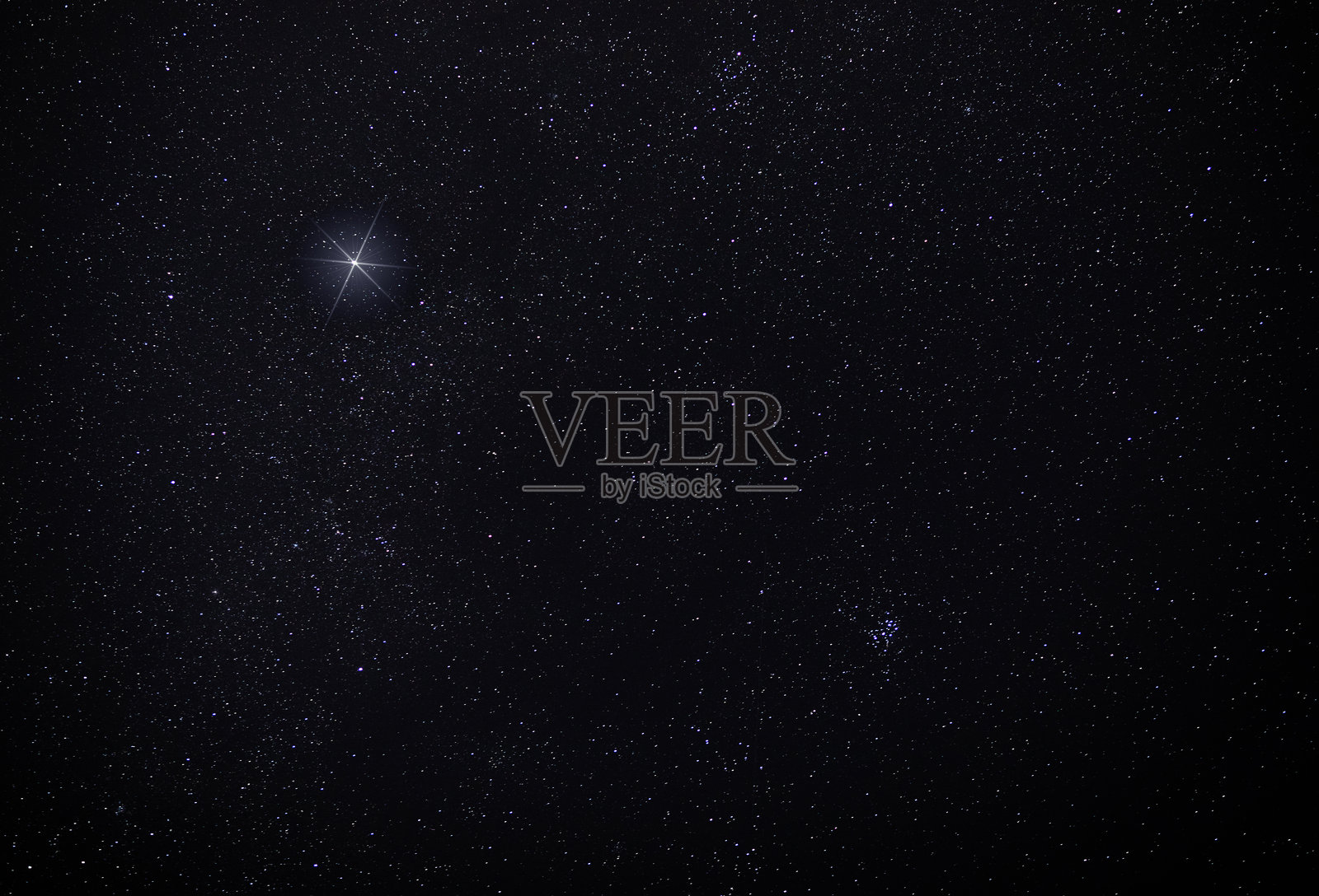 黑暗的天空中，圣诞之星的光芒在所有星光中最耀眼照片摄影图片