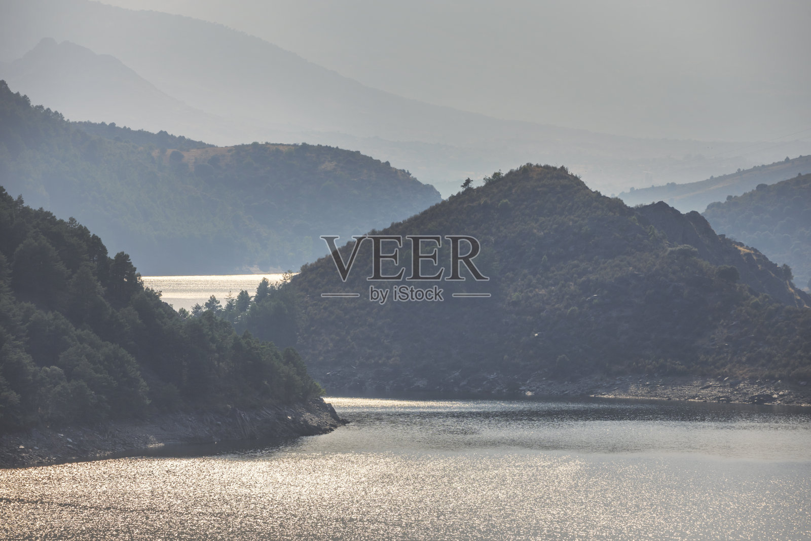 夏季山间小径的景色，干旱的山脉间，水库宛如一片蓝色的绿洲。照片摄影图片