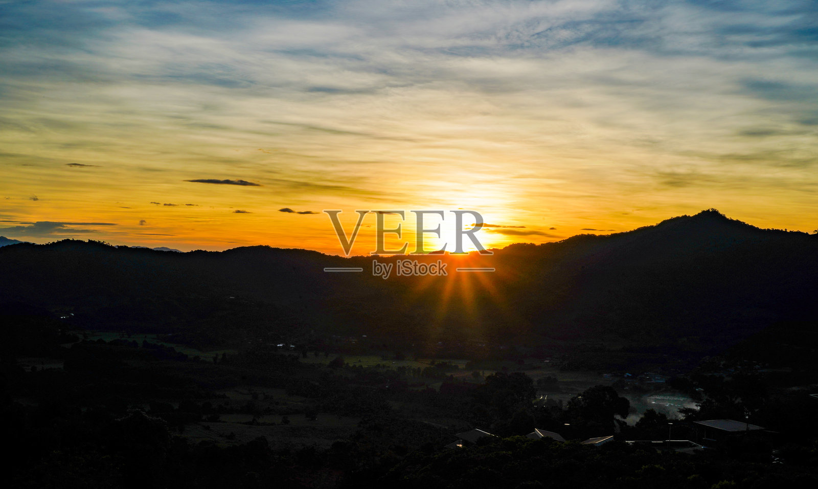 黎明时分第一缕阳光照亮山峦照片摄影图片