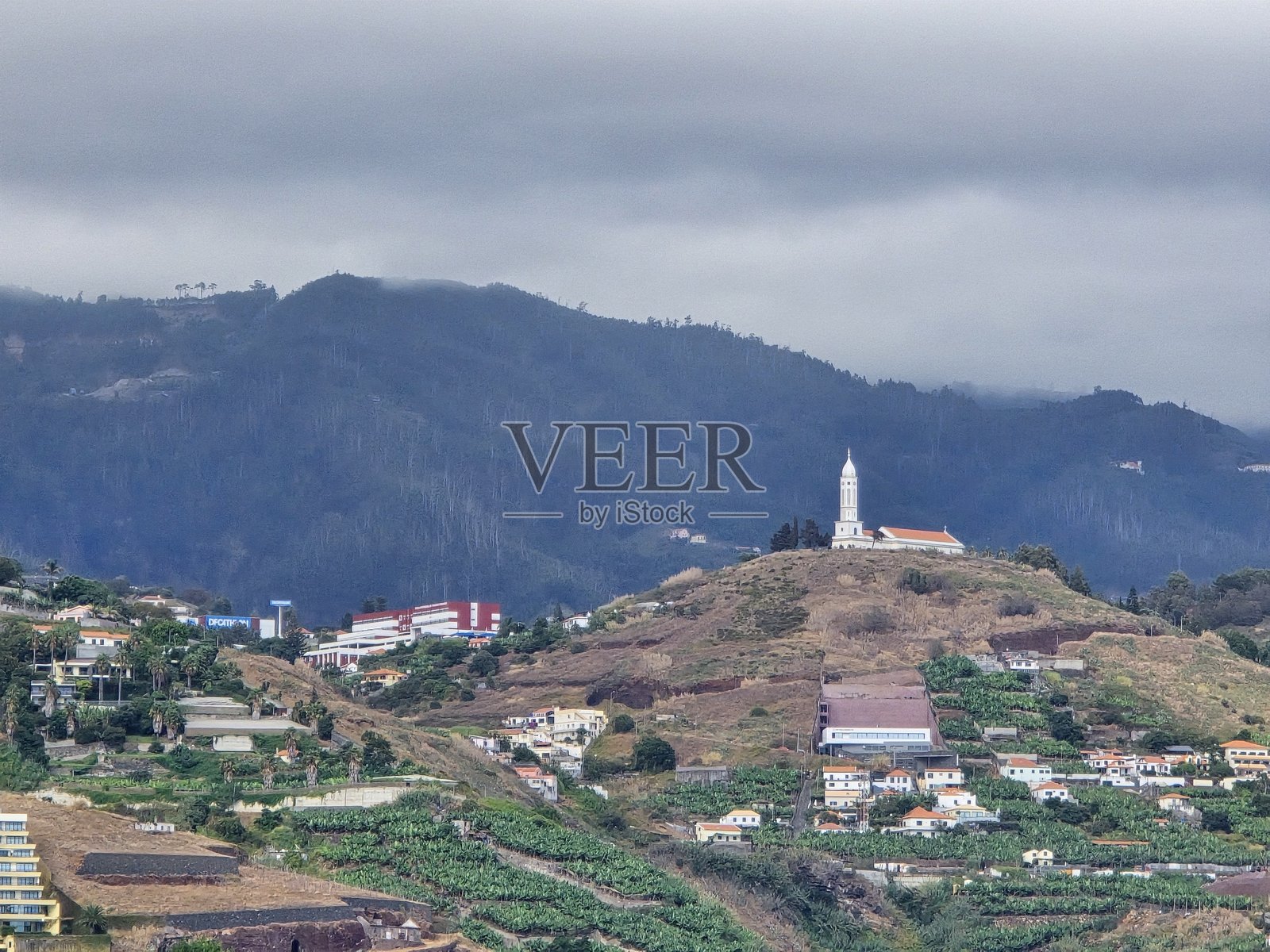 葡萄牙马德拉岛乡村，山顶教堂俯瞰梯田农场照片摄影图片