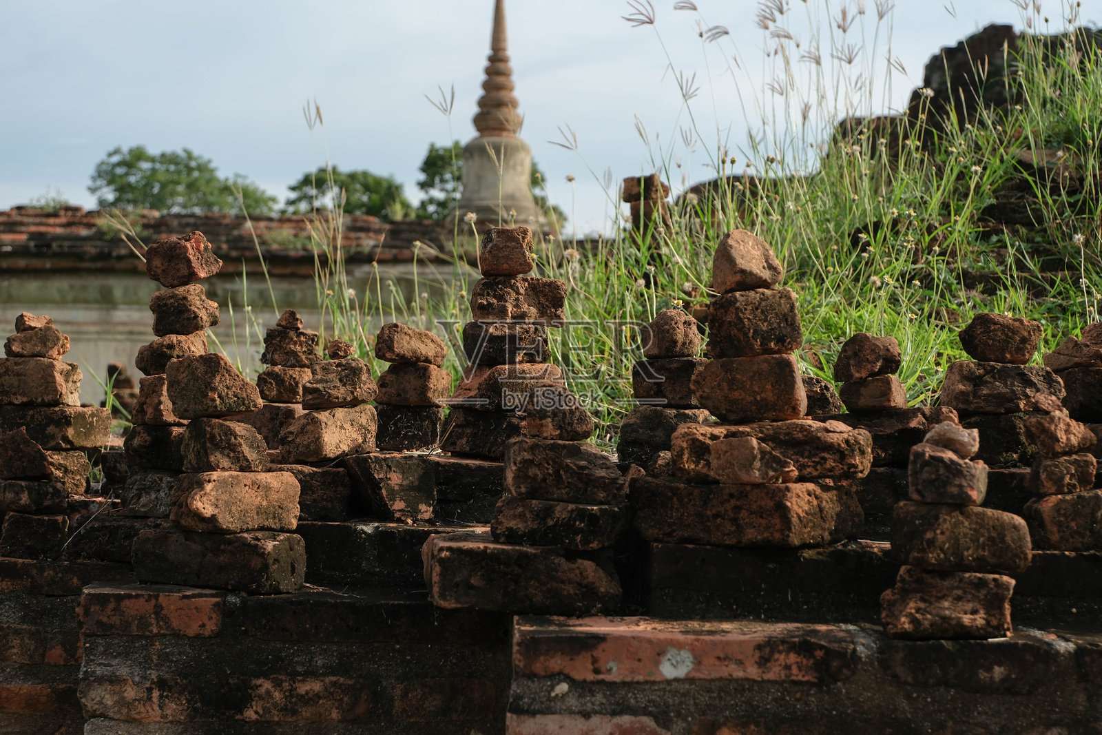 泰国大城考古遗址中，由人类堆叠的小石块。照片摄影图片