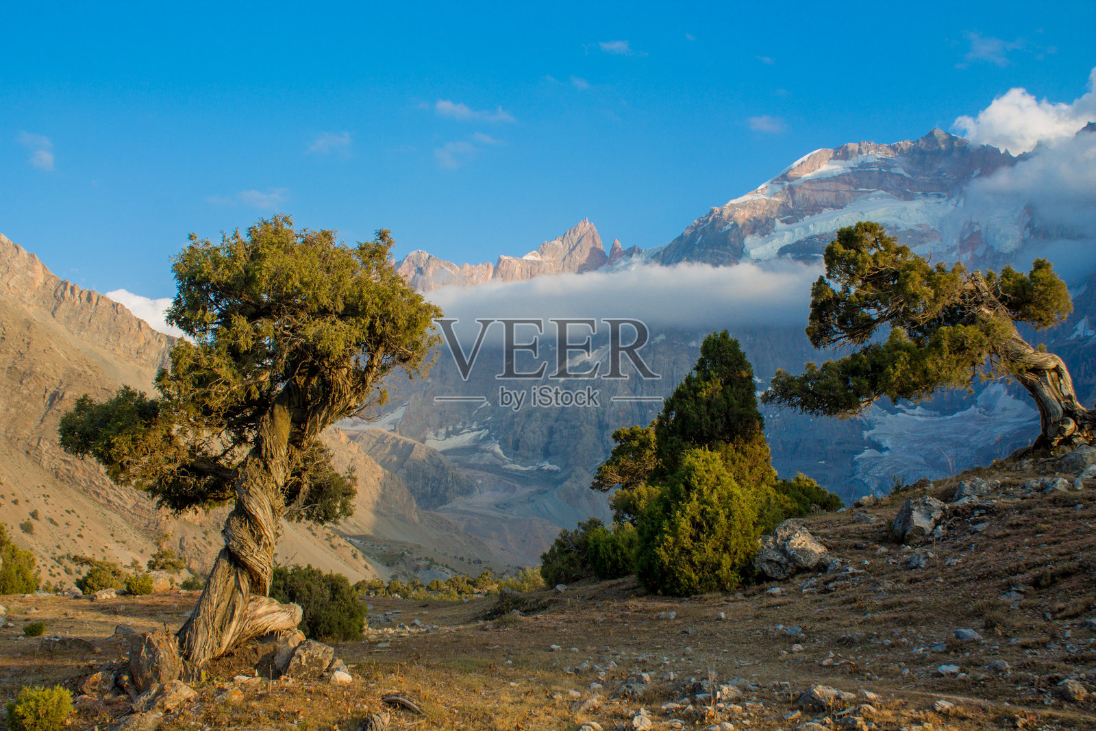塔吉克斯坦的费恩山脉风光，拥有崎岖的山峰、高山湖泊和高海拔山谷照片摄影图片