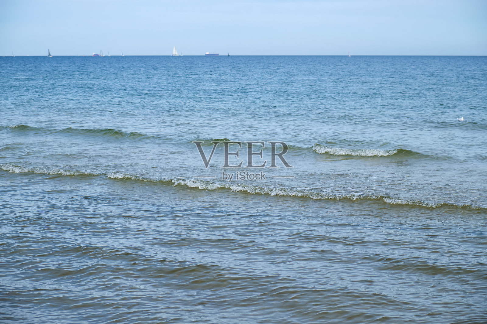 波罗的海开阔的视野，海浪轻柔，海天一色。非常适合简约背景、旅游广告、环保主题、演示文稿和宁静的视觉内容。留有复制空间照片摄影图片