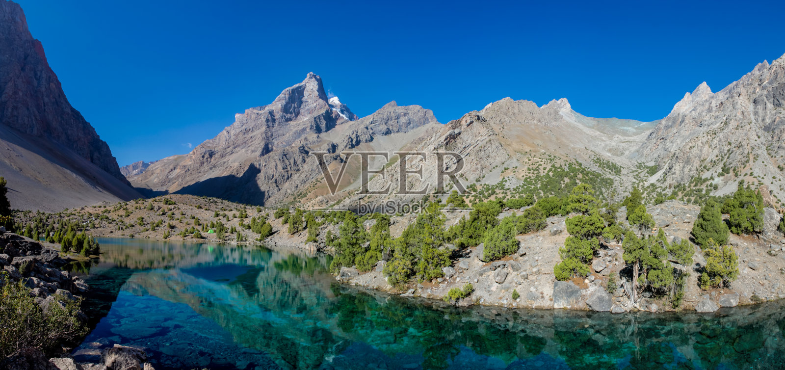 塔吉克斯坦的法恩山脉风光，拥有崎岖的山峰、高山湖泊和高海拔山谷照片摄影图片