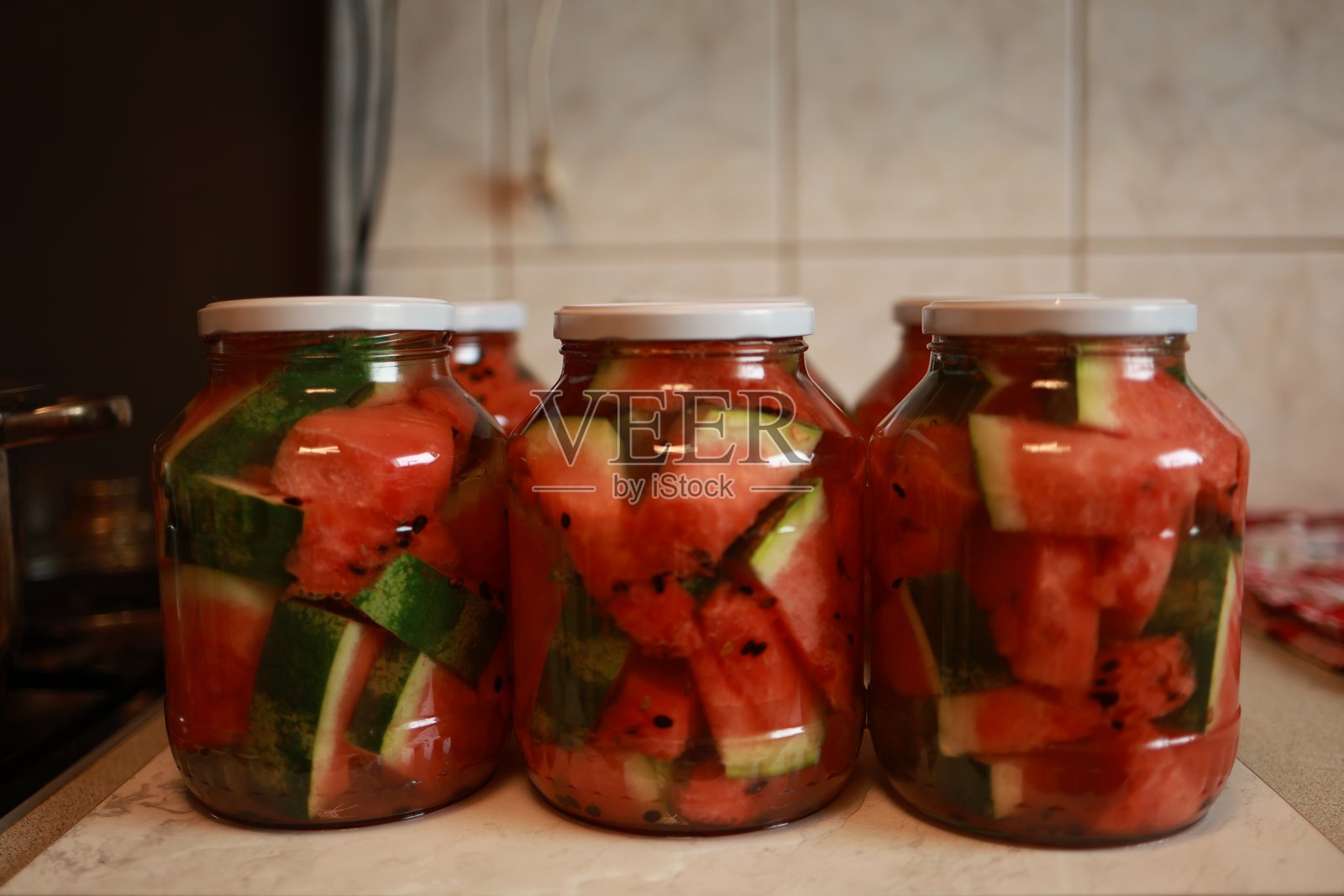 厨房台面上的罐装自制腌西瓜照片摄影图片