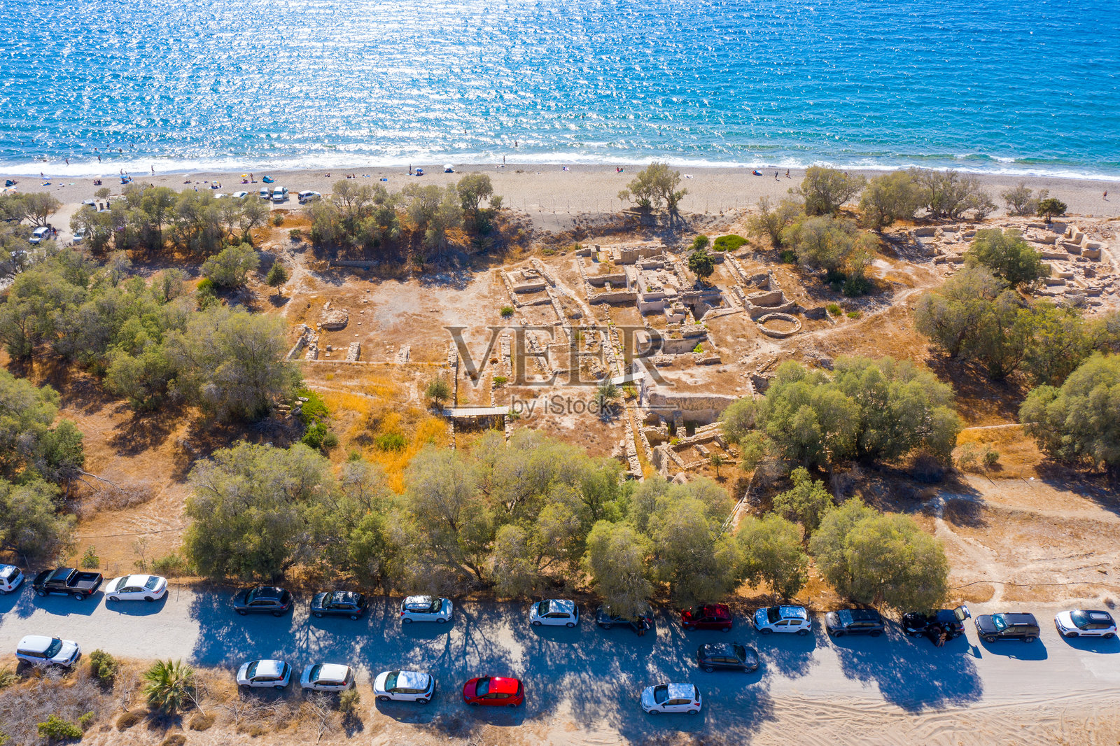 克里特岛南赫拉克利翁的科莫斯考古遗址和海滩照片摄影图片