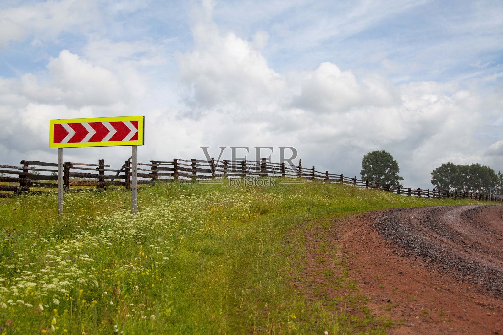 风景如画的自然风光中的泥土乡村小路照片摄影图片