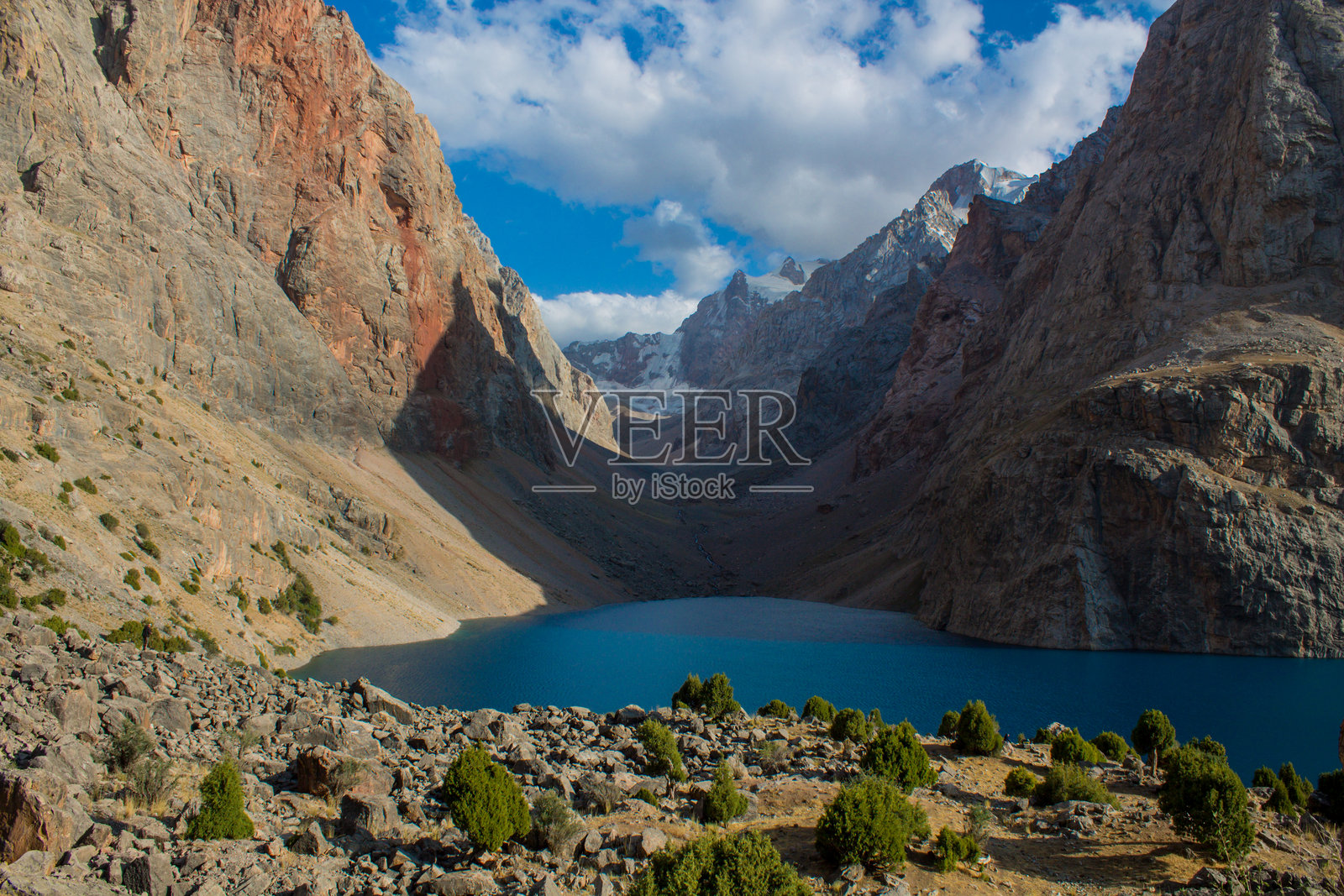 塔吉克斯坦的法恩山脉风光，拥有崎岖的山峰、高山湖泊和高海拔山谷照片摄影图片