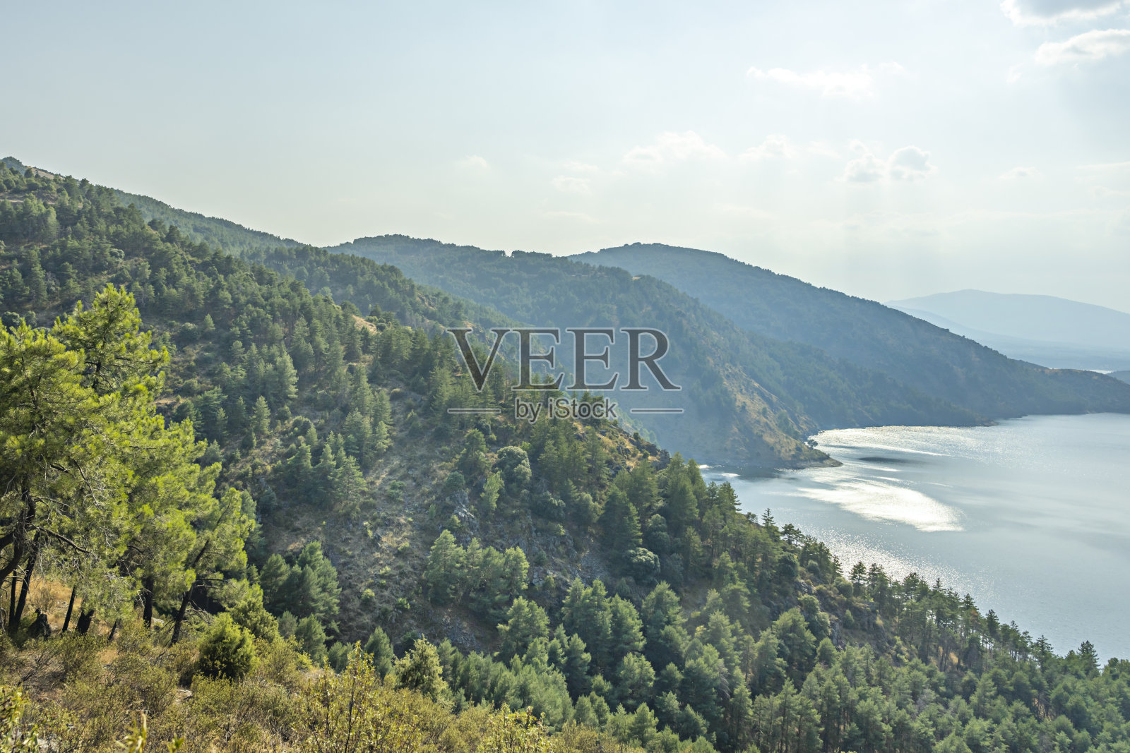 水库人迹罕至的北部区域的全景，垂直的悬崖直插入水中照片摄影图片