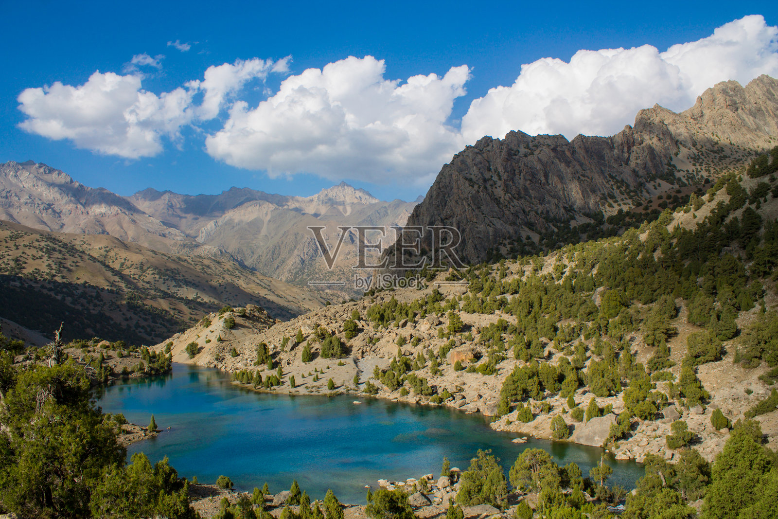 塔吉克斯坦的法恩山脉风光，拥有崎岖的山峰、高山湖泊和高海拔的山谷照片摄影图片