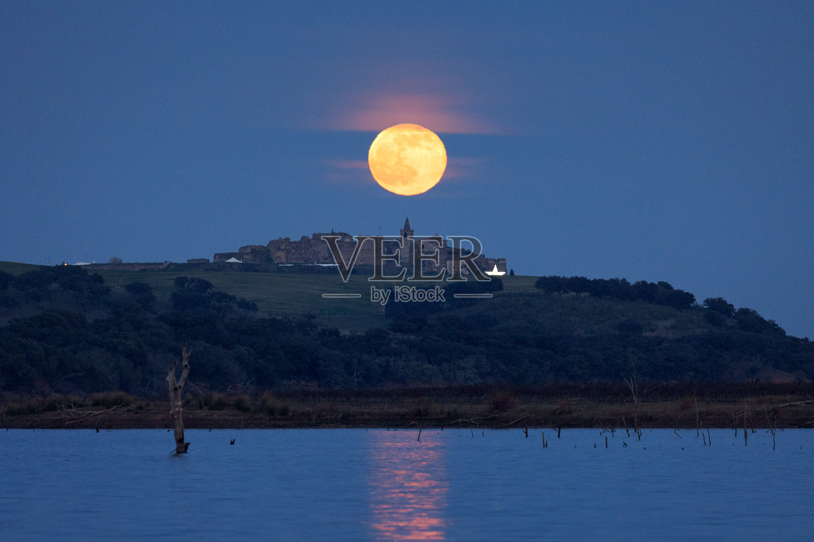 夜晚古堡上空的满月照片摄影图片