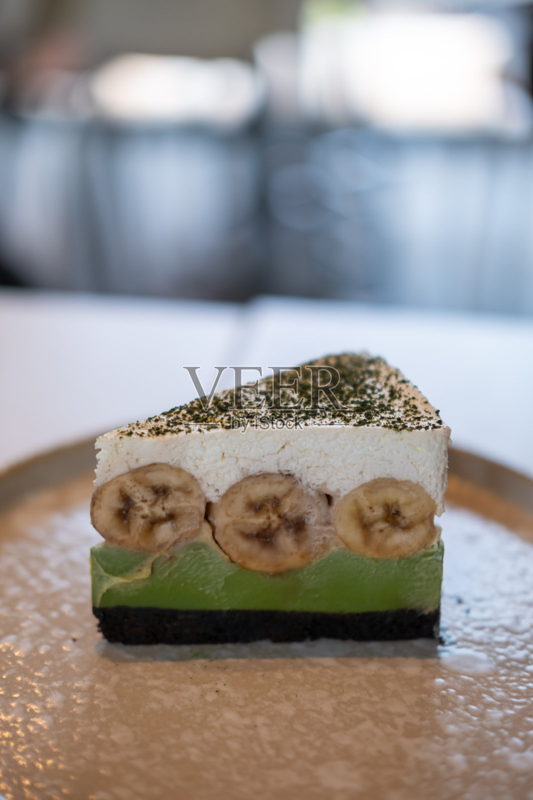 抹茶绿茶香蕉太妃派，装在盘子里。这是一种由香蕉、鲜奶油、浓焦糖酱和碎饼干基底制成的甜点。照片摄影图片