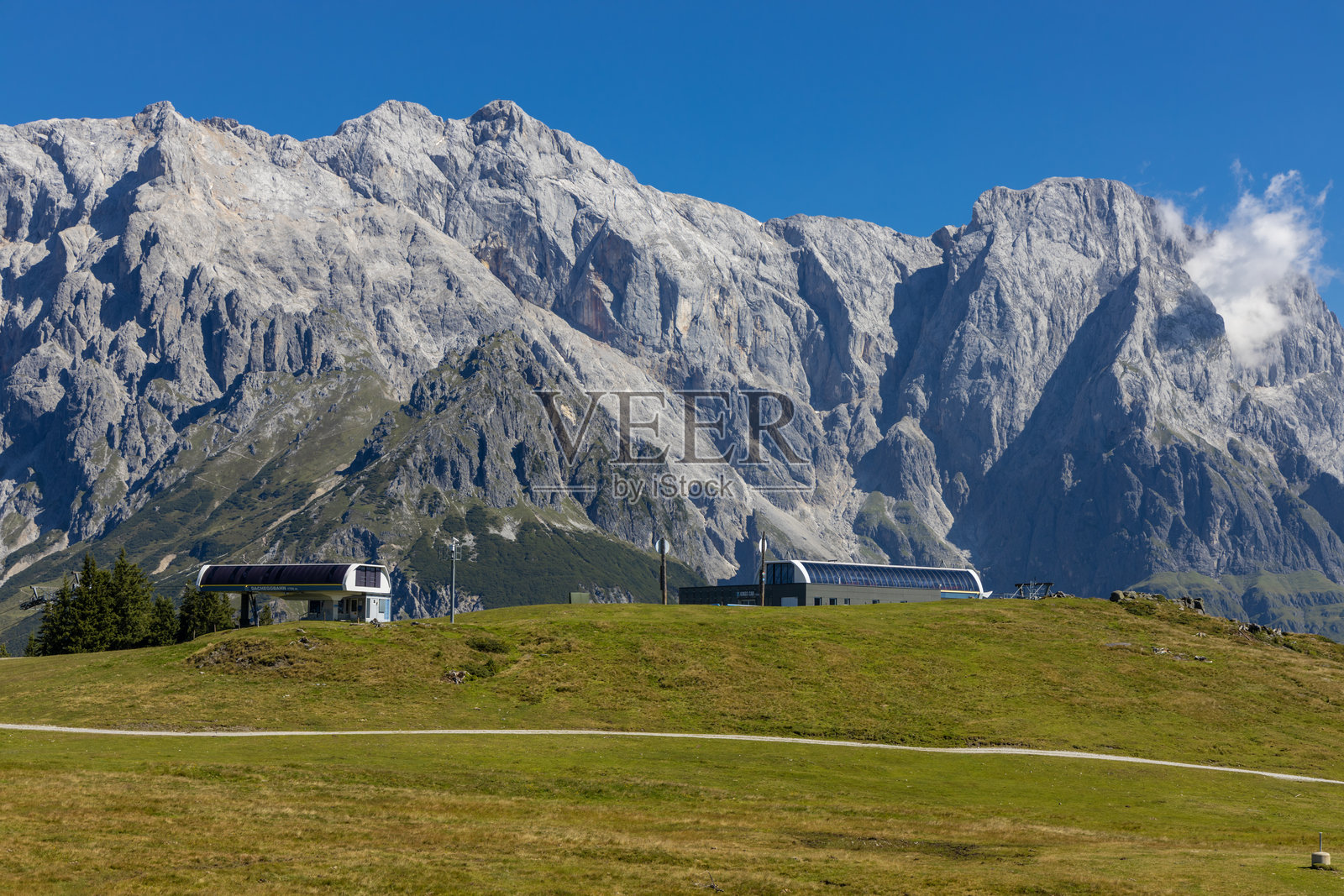 奥地利霍赫科尼格山景色，拥有崎岖的高山、森林覆盖的山坡和开阔的山谷照片摄影图片