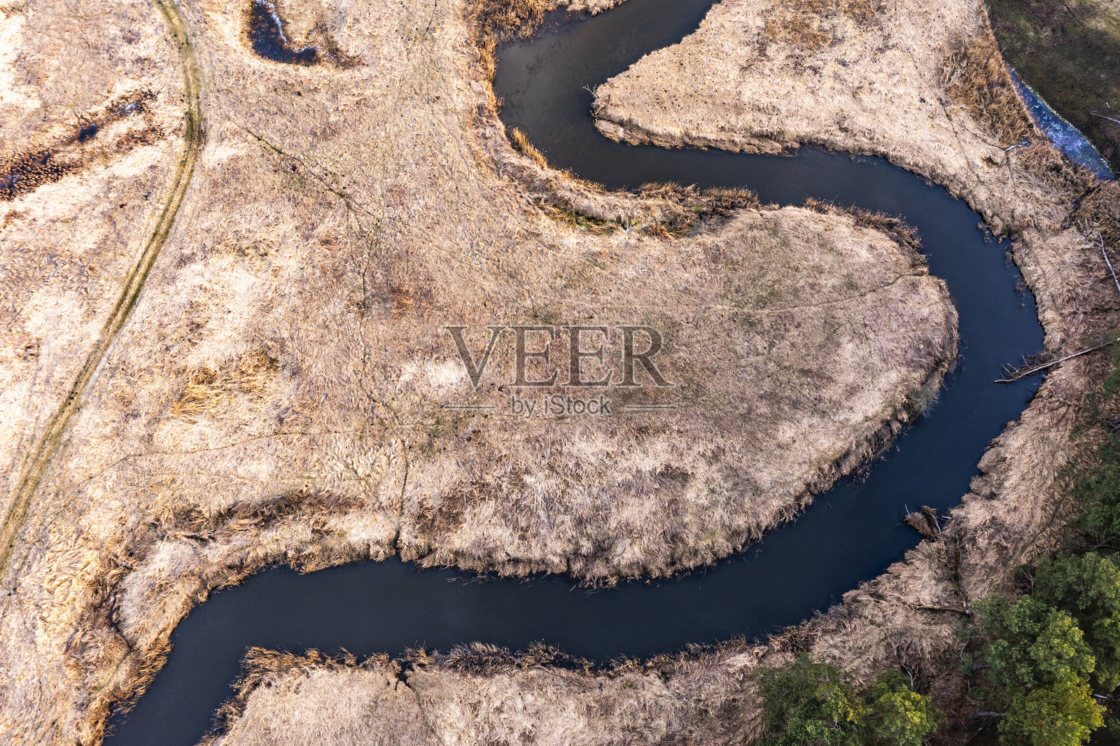 从无人机视角拍摄的波兰秋季野生河流景观照片摄影图片
