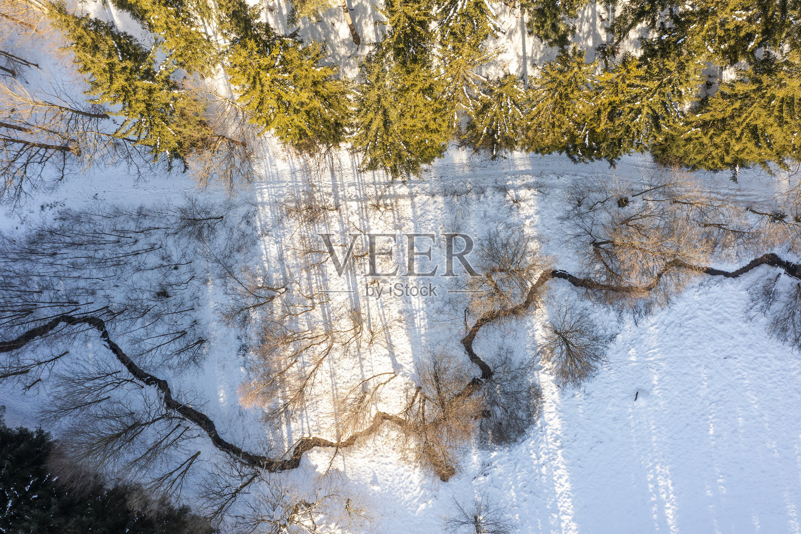 冬季自然风光：雪景、森林、溪流，无人机视角。照片摄影图片