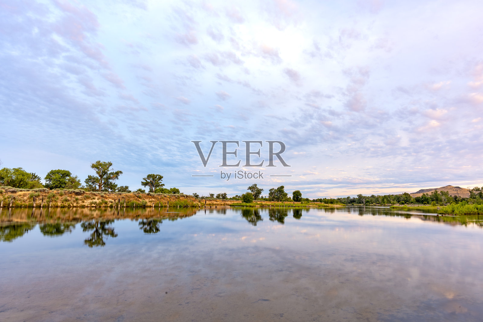 爱达荷州博伊西河的夏日日出照片摄影图片