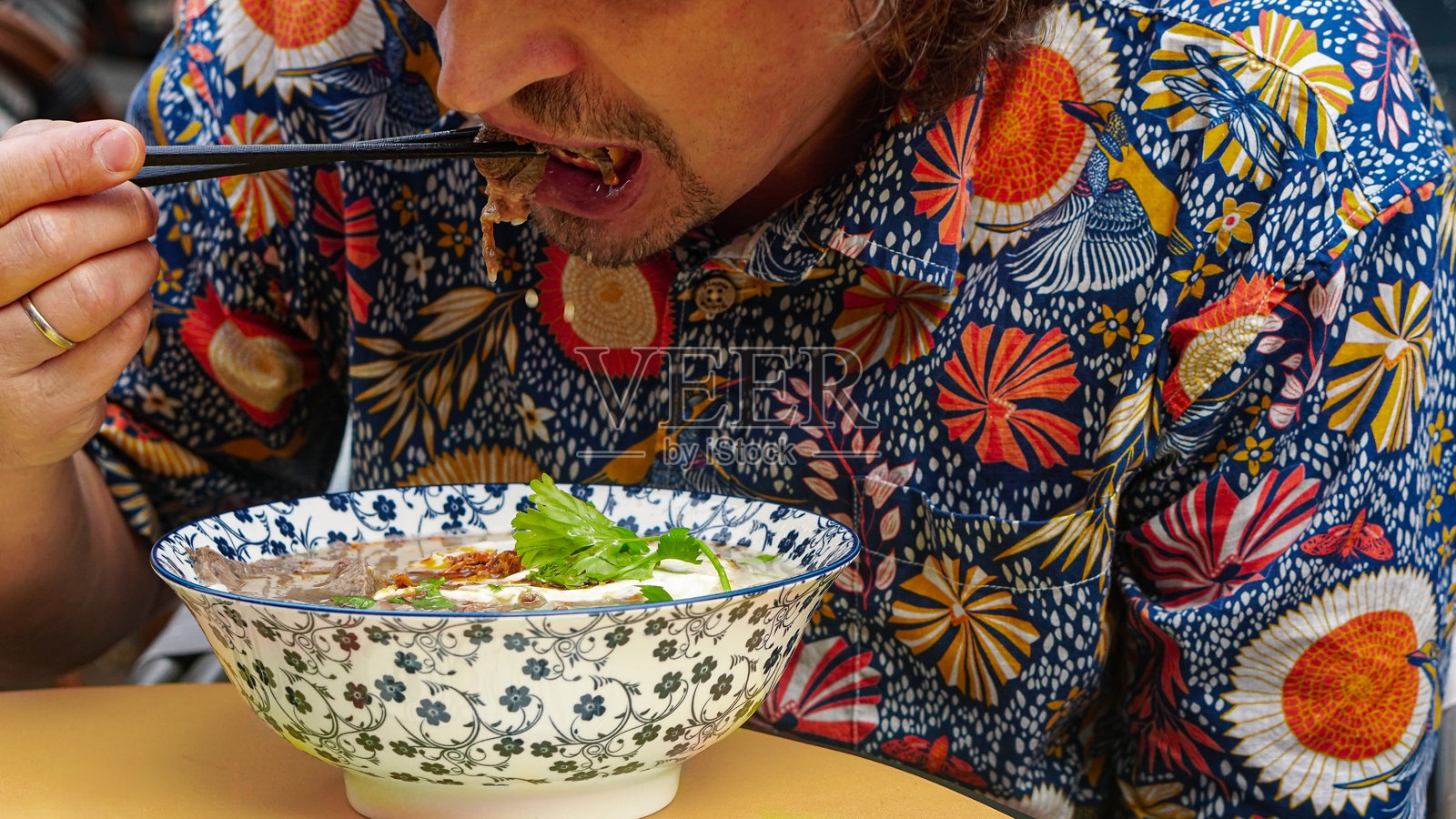 用筷子吃面条——充满活力的质感和文化气息照片摄影图片