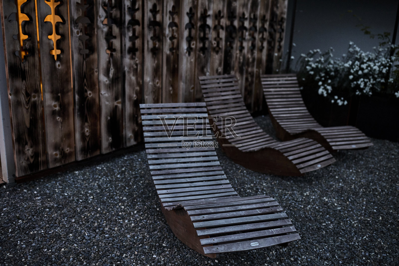 日落时分山间的瑞士木屋酒店照片摄影图片