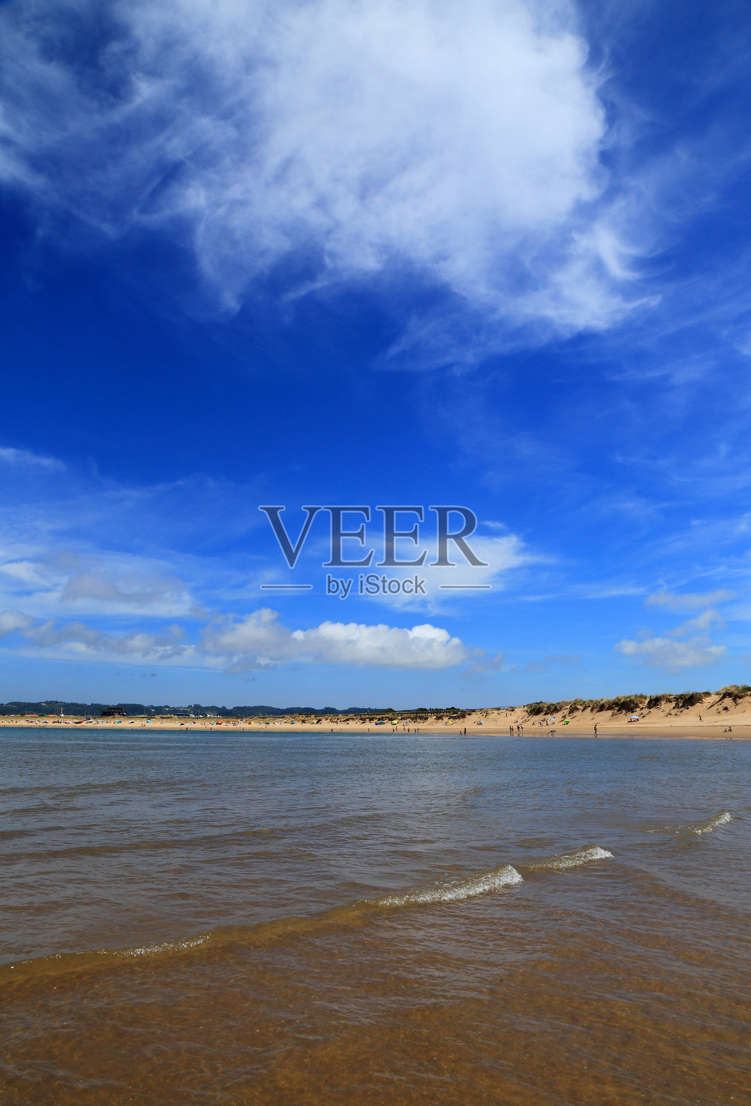 葡萄牙阿尔科巴萨。圣马蒂纽杜波尔图度假胜地和美丽的云景。照片摄影图片