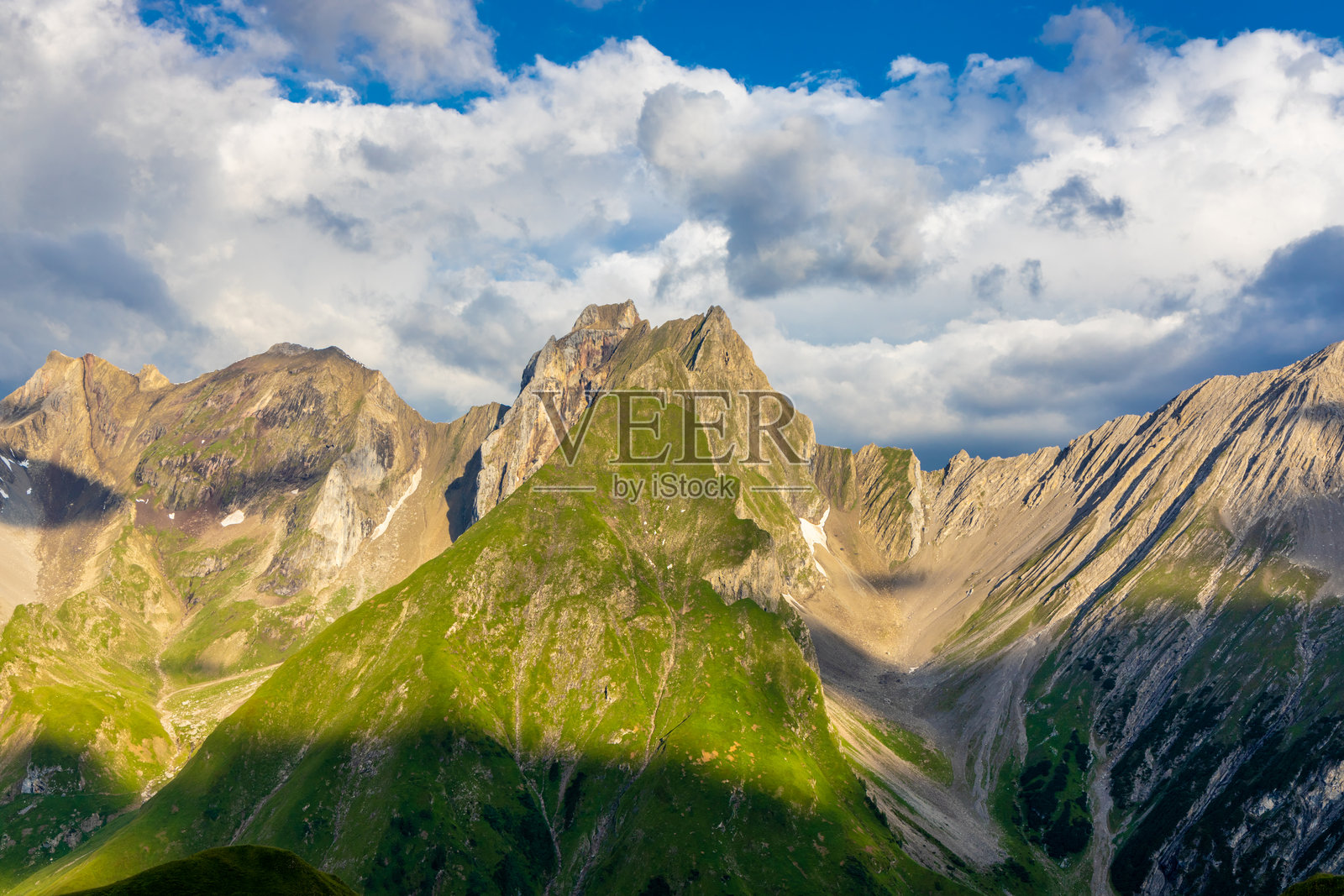 奥地利西部兰德克和扎姆斯阿尔卑斯山脉的壮丽景色，拥有陡峭的群山和茂密的森林斜坡照片摄影图片