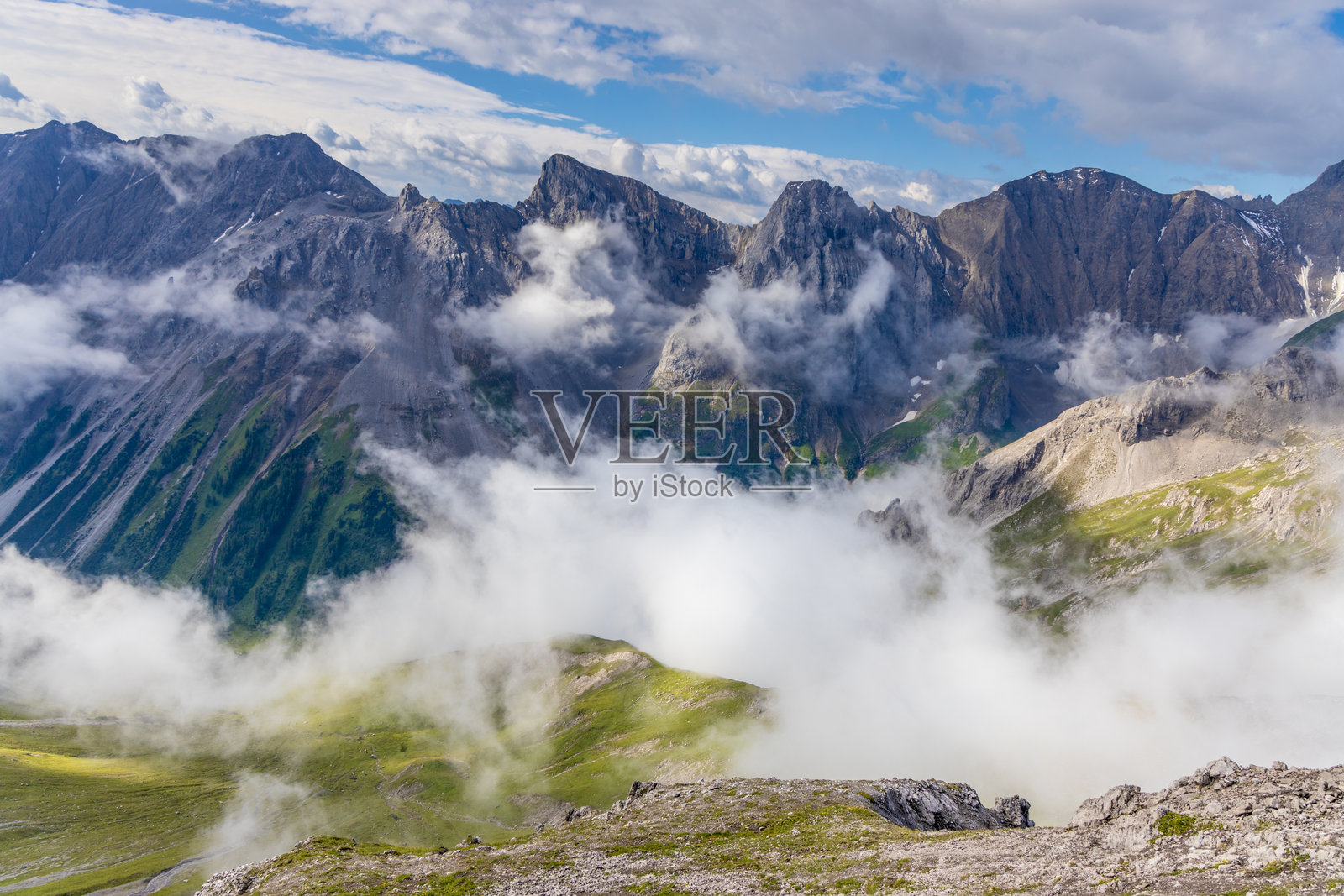 奥地利西部兰德克和扎姆斯阿尔卑斯山的山地景观，有陡峭的高山峰峦和森林覆盖的山坡照片摄影图片