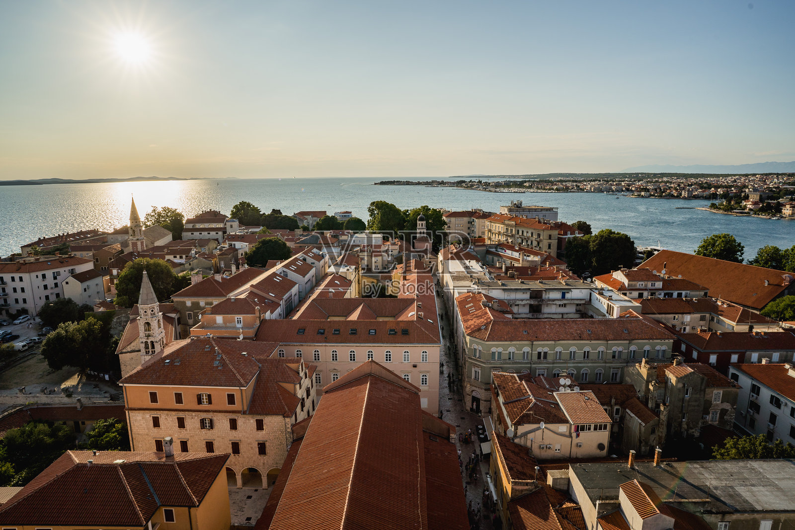 从钟楼俯瞰扎达尔老城和亚得里亚海的全景照片摄影图片