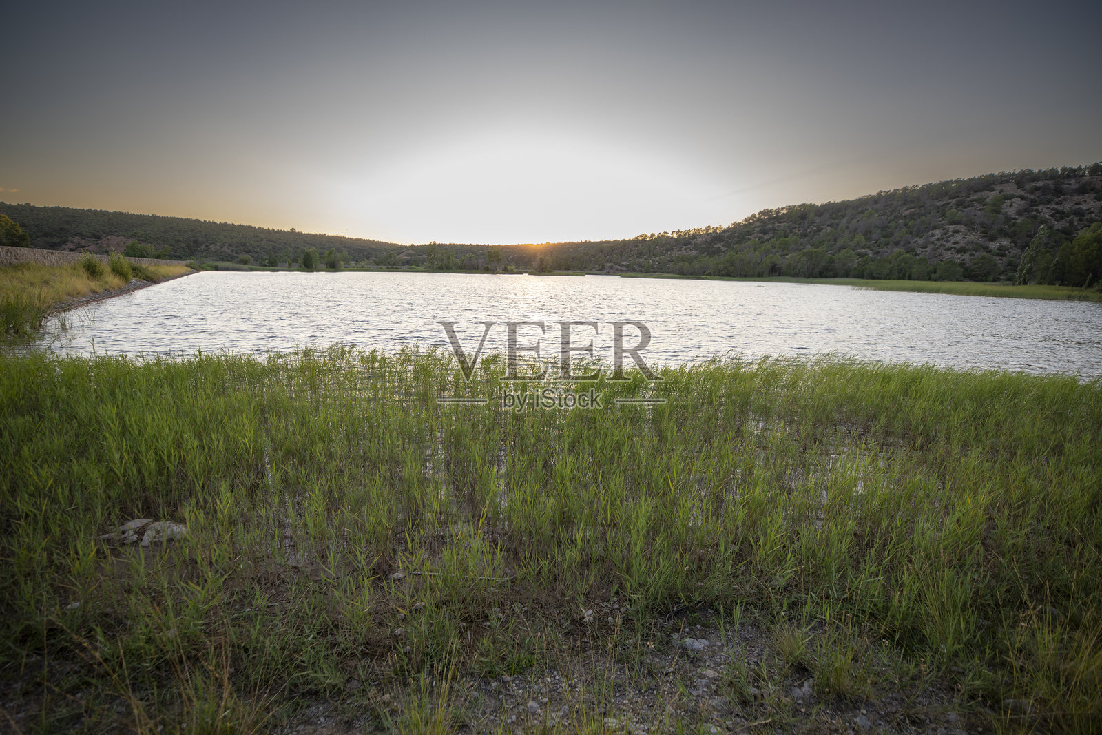 西班牙阿拉贡特鲁埃尔省博纳河水库的日落照片摄影图片