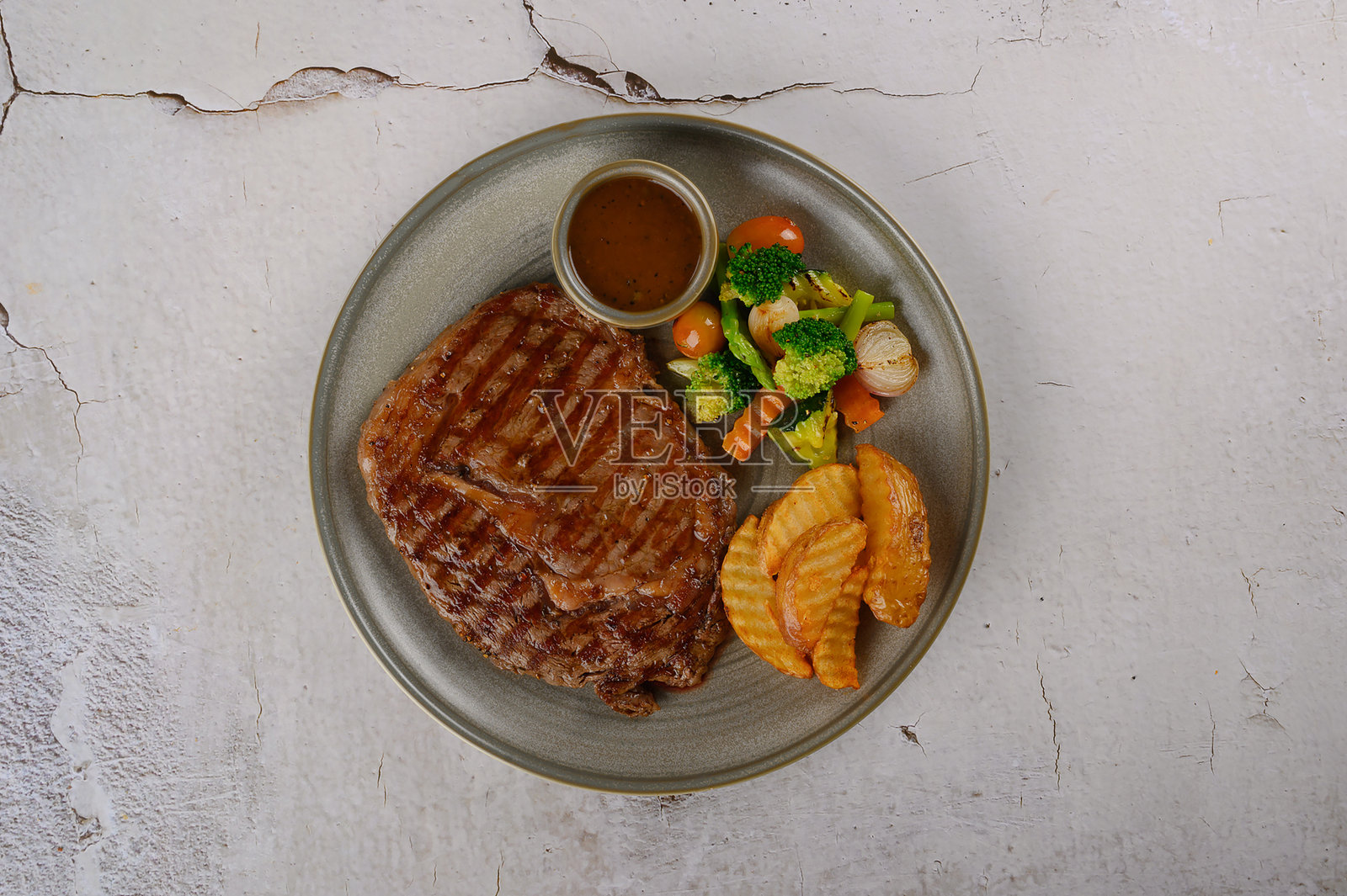 烤牛肉牛排配亚洲蘸酱和新鲜蔬菜照片摄影图片