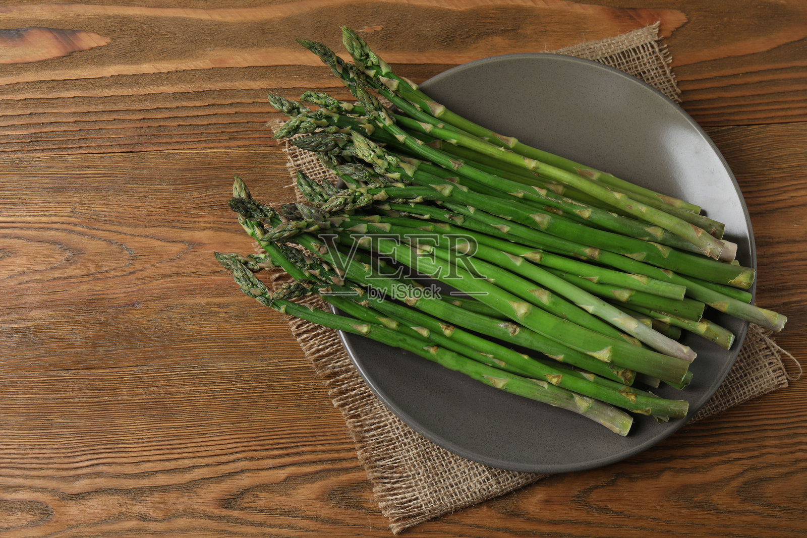 一大把新鲜的绿色芦笋，芦笋嫩芽，用麻绳捆绑的茎。健康食品，新鲜蔬菜，烹饪食材。照片摄影图片