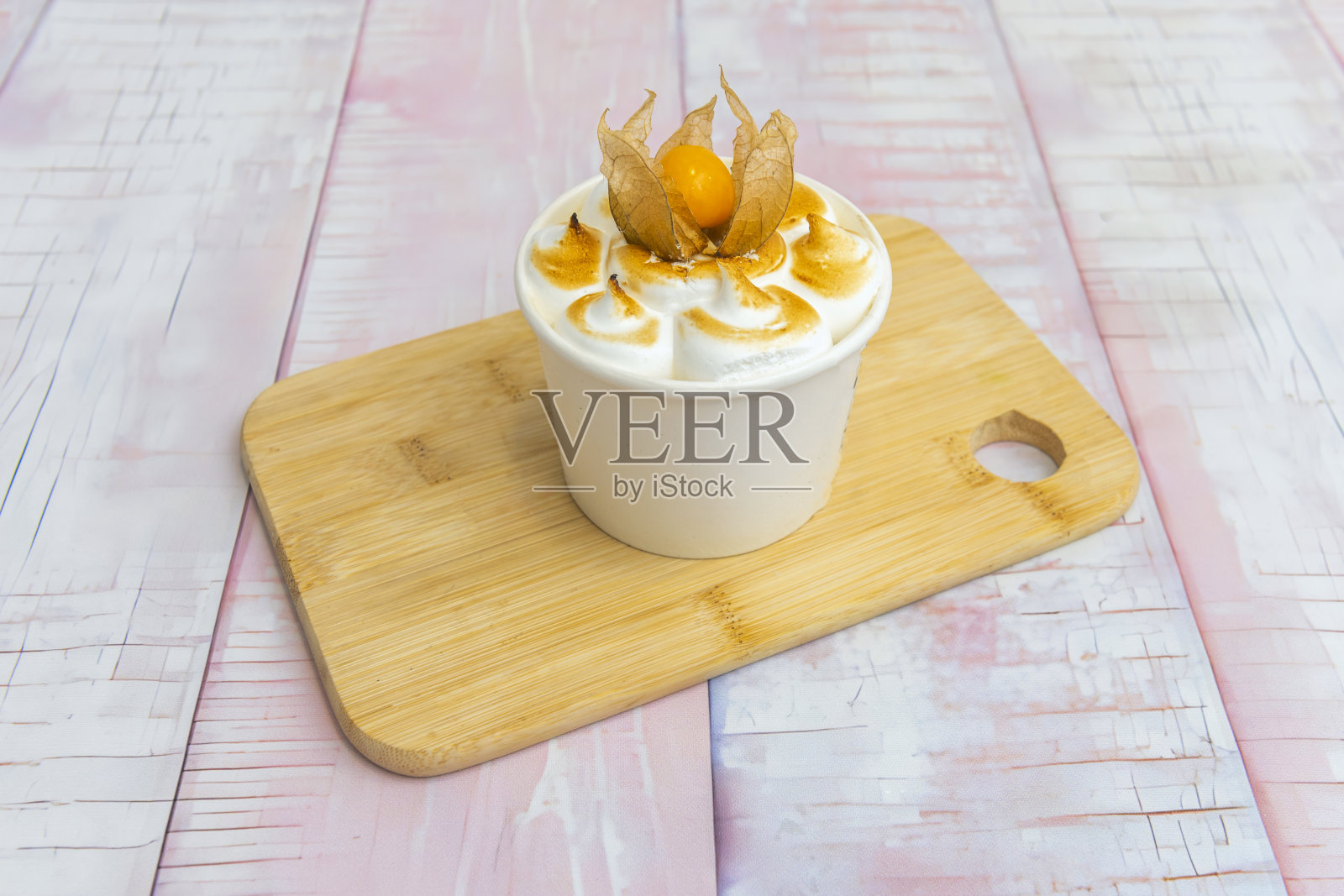 烤菠萝挞：焦糖菠萝顶部，内填椰蓉朗姆酒奶油照片摄影图片