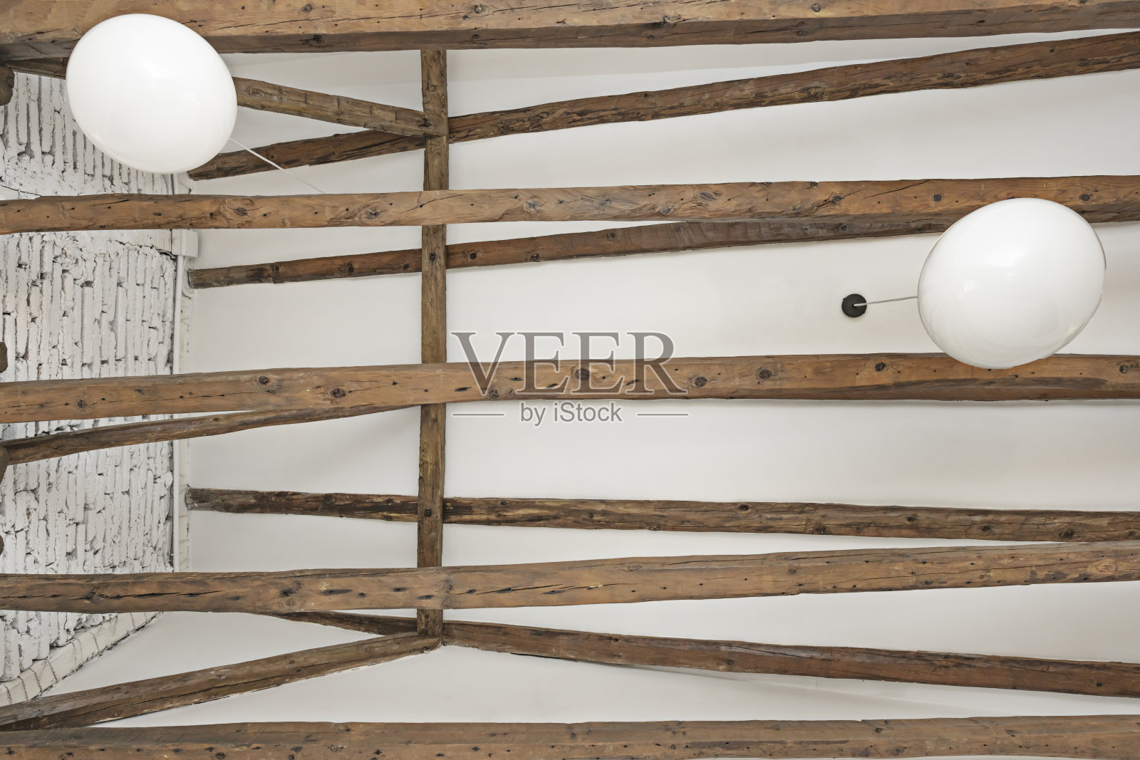 宏伟的空房间，框架由旧船的木梁构成，仍可见原始油漆的痕迹照片摄影图片