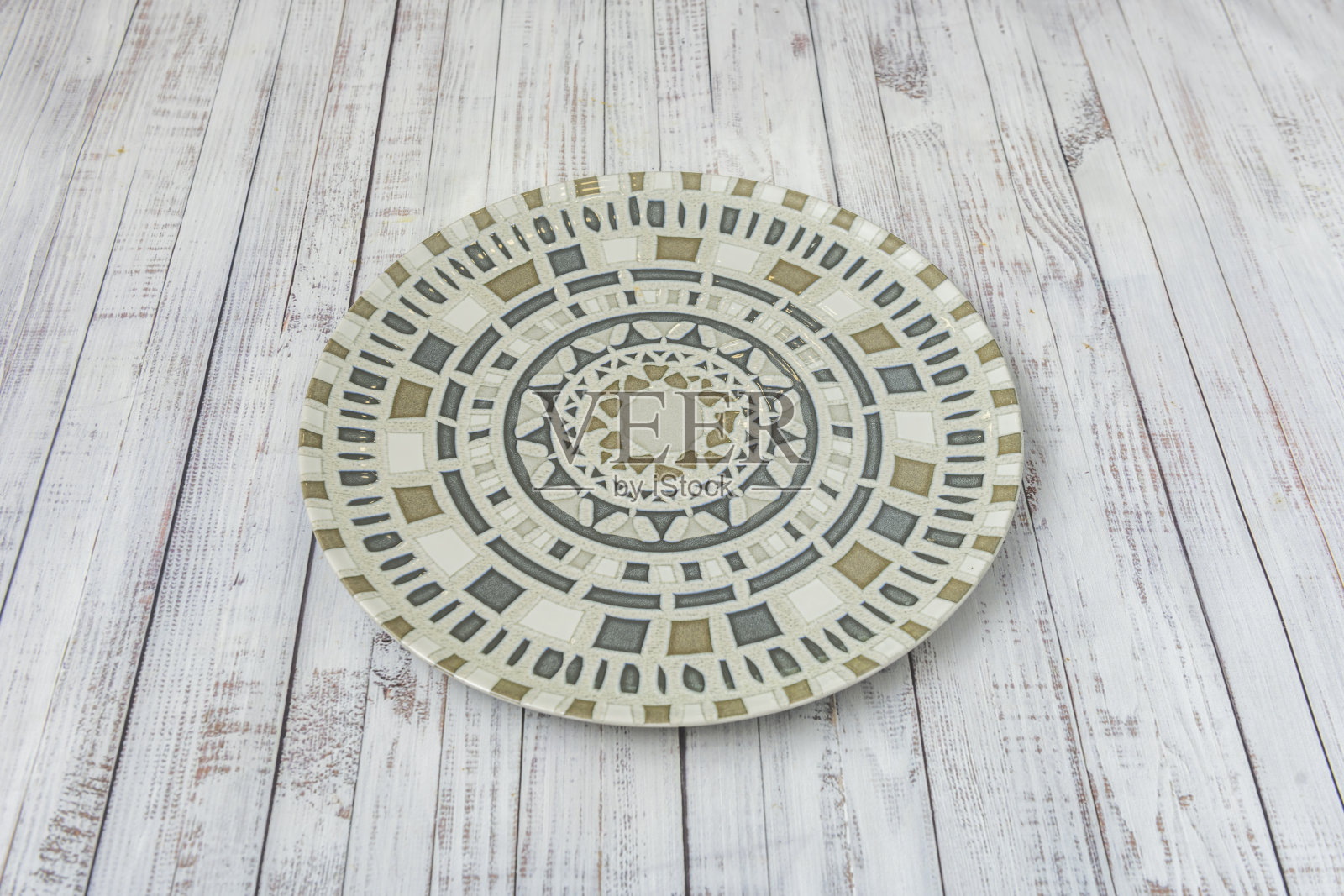 一张摆在白色桌子上的多色瓷盘照片摄影图片